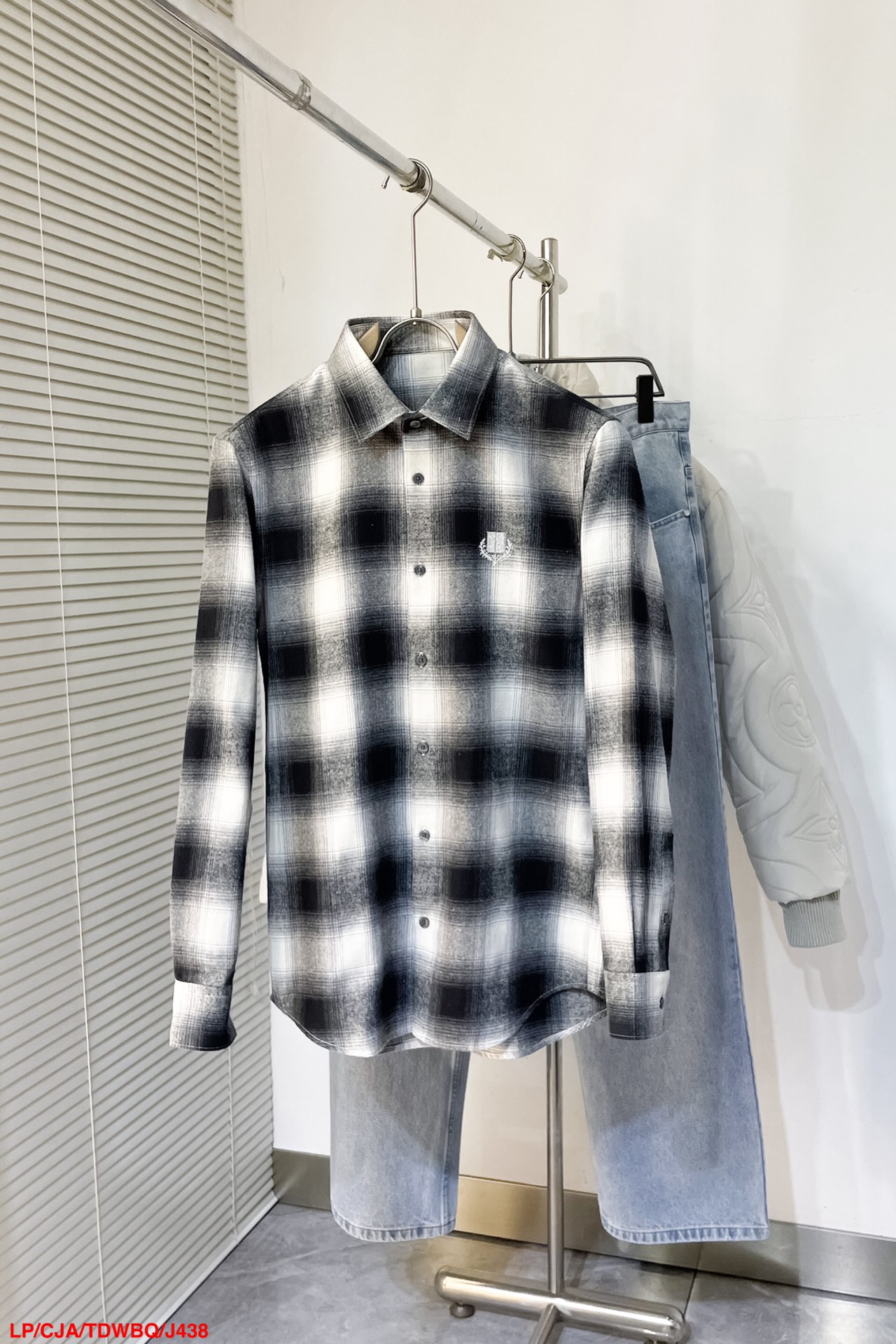 NO:596353,J438 LP Loro Piana has redefined the luxury and style of shirts with its excellent craftsmanship and ultimate pursuit of details. A legendary brand from Italy, it has won praise from the global fashion industry for its excellent quality and unique design since its inception. Every product carries the pursuit of perfection and respect for natural materials.  In terms of design, it retains the classic style design, crisp tailoring, etc., while integrating modern fashion concepts. Wool blending retains these classic elements, and carries out modern improvements and designs to create a fashion item that is both retro and avant-garde. The unique tailoring and version design can perfectly fit the body shape and show the wearer's elegance and confidence!  Wool blended shirts retain these classic elements and undergo modern improvements and designs. The specially treated wool blended fabrics are windproof, breathable and suitable for wearing in changing climate conditions. Wool blended shirts are suitable for both daily leisure and business casual occasions. Its classic design and high-quality fabrics make the shirt highly versatile. Size S-2xl,,loro piana,loro piana,shirts,alexander wang19860909J438 LPLoro Piana以其卓越的工艺和对细节的极致追求,重新定义了衬衣的奢华与风范 一个源自意大利的传奇品牌,自创立以来便以卓越的品质和独特的设计赢得了全球时尚界的赞誉.每一件产品都承载着对完美的追求和对自然材质的尊重. 设计上,保留了经典的风格设计、挺廓剪裁等,同时融入现代时尚理念,羊毛混纺保留了这些经典元素,并进行了现代化的改良和设计,打造出既复古又前卫的时尚单品.独特的剪裁和版型设计,能够完美贴合身形,展现出穿着者的优雅气质和自信风采！羊毛混纺衬衫保留了这些经典元素,并进行了现代化的改良和设计. 经过特殊处理的羊毛混纺面料具备防风、透气等功能,适合在多变的气候条件下穿着. 羊毛混纺衬衫既适合日常休闲,也适合商务休闲场合.其经典的设计和优质的面料使得衬衫具有很高的百搭性. 尺码S-2xl,,loro piana,loro piana,shirts,alexander wang,Men's clothing