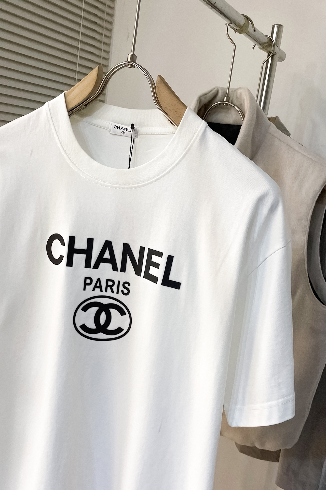  J546 CH🔥Chanel 2025春夏新款首发专柜最新款短袖圆领T恤 高端订制 设计前卫时尚！品牌