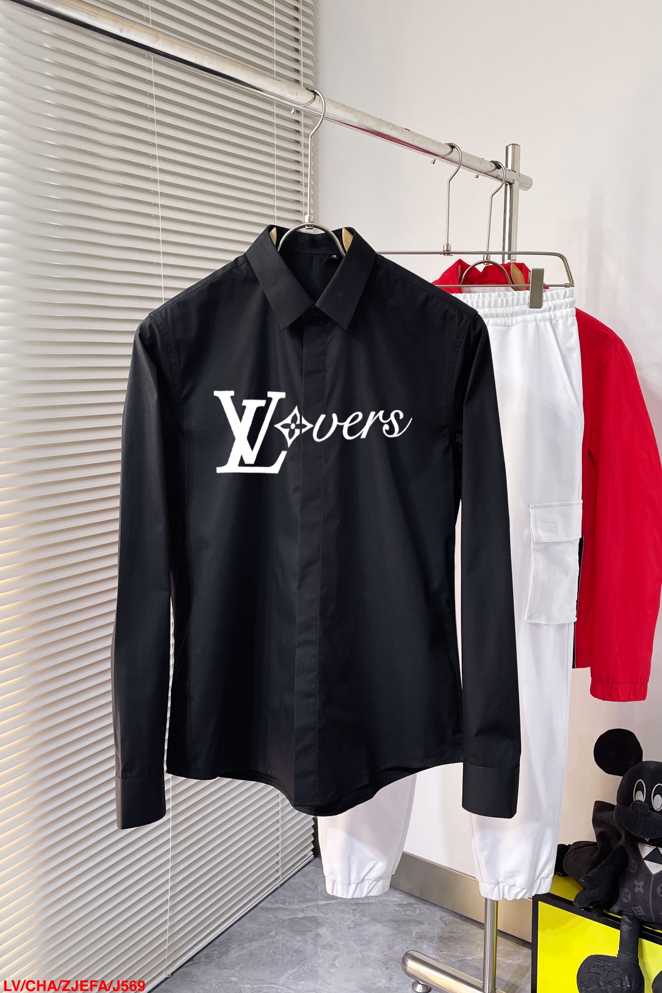 NO:126820,J569 LV Louis Vuitton The latest men's essential shirt for counter, natural cotton, comfortable and breathable, original single product, original fabric, soft and comfortable, high-end and luxurious, enough to have a sufficiently scene-like grade, this shirt is proud to make you satisfied and face! Size 38-42 Black and white 2 colors Size chart Bust shoulder width Sleeve length 3896 42 70 63 39102 44 71 64 40106 45 72 65 41 110 46 73 66 42 116 47 74 67,,louis vuitton,louis vuitton,shirts,alexander wang19860909J569 LV路易威登 专柜最新款男士必备款衬衫,天然棉,舒服透气,原单狠货,原版面料,柔软舒适,上身高端又奢华,足够场面的档次,这款衬衫无不骄傲的让你满意有面子! 尺码38-42 黑白2色 尺码表 胸围 肩宽 衣长 袖长 3896 42 70 63 39102 44 71 64 40106 45 72 65 41 110 46 73 66 42 116 47 74 67,,louis vuitton,louis vuitton,shirts,alexander wang,Men's clothing