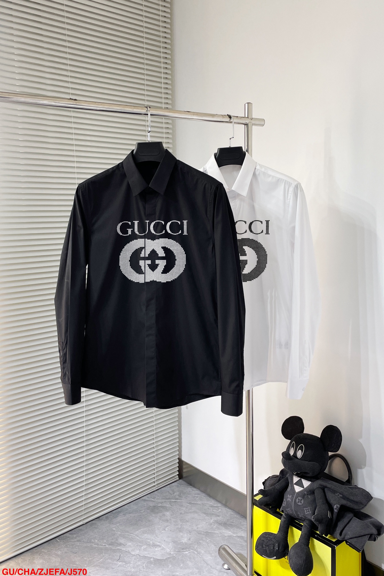 NO:135724,J570 GU Gucci The latest men's essential shirt for counter, natural cotton, comfortable and breathable, original single product, original fabric, soft and comfortable, high-end and luxurious, enough to have a sufficiently scene-like grade, this shirt is proud to make you satisfied and face-saving! Size 38-42 Black and white 2 colors Size chart Bust shoulder width Clothes length Sleeve length 3896 42 70 63 39102 44 71 64 40106 45 72 65 41 110 46 73 66 42 116 47 74 67,,gucci,shirts,alexander wang19860909J570 GU古驰 专柜最新款男士必备款衬衫,天然棉,舒服透气,原单狠货,原版面料,柔软舒适,上身高端又奢华,足够场面的档次,这款衬衫无不骄傲的让你满意有面子! 尺码38-42 黑白2色 尺码表 胸围 肩宽 衣长 袖长 3896 42 70 63 39102 44 71 64 40106 45 72 65 41 110 46 73 66 42 116 47 74 67,,gucci,shirts,alexander wang,Men's clothing