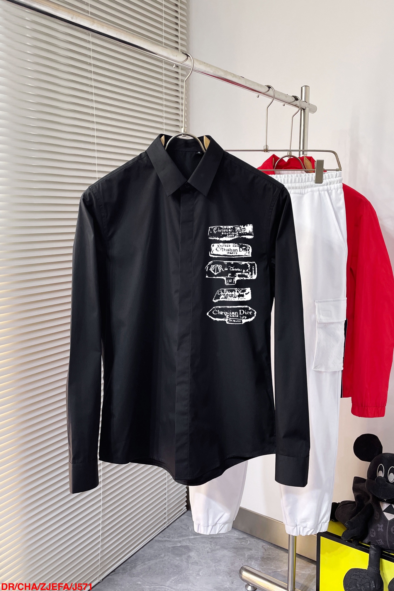 NO:126794,J571 DR Dior The latest men's essential shirt for counter, natural cotton, comfortable and breathable, original single product, original fabric, soft and comfortable, high-end and luxurious, enough to have a sufficiently scene-like grade, this shirt is proud to make you satisfied and face! Size 38-42 Black and white 2 colors Size chart Bust shoulder width Sleeve length 3896 42 70 63 39102 44 71 64 40106 45 72 65 41 110 46 73 66 42 116 47 74 67,,dior,shirts,alexander wang19860909J571 DR迪奥 专柜最新款男士必备款衬衫,天然棉,舒服透气,原单狠货,原版面料,柔软舒适,上身高端又奢华,足够场面的档次,这款衬衫无不骄傲的让你满意有面子! 尺码38-42 黑白2色 尺码表 胸围 肩宽 衣长 袖长 3896 42 70 63 39102 44 71 64 40106 45 72 65 41 110 46 73 66 42 116 47 74 67,,dior,shirts,alexander wang,Men's clothing