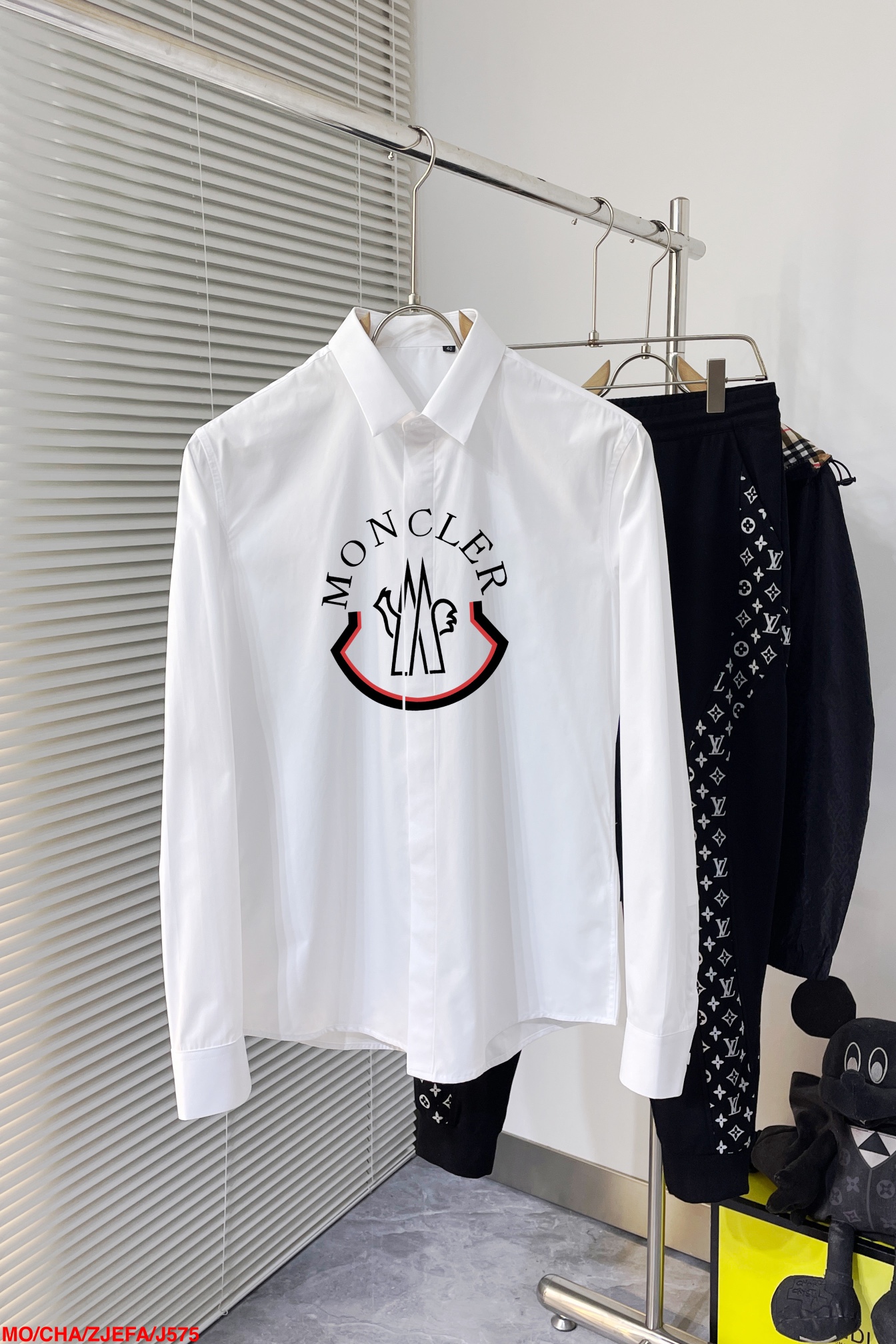 NO:130499,MO cover, the latest men's essential shirt for counter, natural cotton, comfortable and breathable, original single product, original fabric, soft and comfortable, high-end and luxurious, enough to have a sufficiently scene-like grade, this shirt is proud to make you satisfied and face! Size 38-42 Black and white 2 colors Size chart Bust shoulder width Clothes length Sleeve length 3896 42 70 63 39102 44 71 64 40106 45 72 65 41 46 73 66 42 116 47 74 67,,Moncler,shirts,alexander wang19860909MO蒙口 专柜最新款男士必备款衬衫,天然棉,舒服透气,原单狠货,原版面料,柔软舒适,上身高端又奢华,足够场面的档次,这款衬衫无不骄傲的让你满意有面子! 尺码38-42 黑白2色 尺码表 胸围 肩宽 衣长 袖长 3896 42 70 63 39102 44 71 64 40106 45 72 65 41 46 73 66 42 116 47 74 67,,Moncler,shirts,alexander wang,Men's clothing