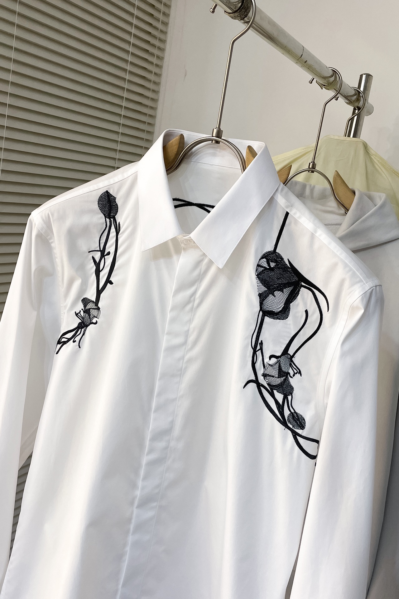 McQueen Advanced Quality Shirt: 100% Cotton, Comfortable, Luxurious, Perfect for Men’s Wardrobe - 图片 3