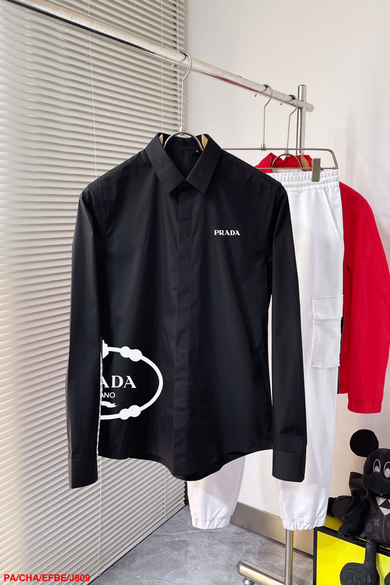 NO:126802,J809 PA Prada The latest men's essential shirt for counter, natural cotton, comfortable and breathable, original single product, original fabric, soft and comfortable, high-end and luxurious upper body, sufficiently styled grade, this shirt is proud to make you satisfied and face! Size 38-42,,prada,shirts,alexander wang19860909J809 PA普拉达 专柜最新款男士必备款衬衫,天然棉,舒服透气,原单狠货,原版面料,柔软舒适,上身高端又奢华,足够场面的档次,这款衬衫无不骄傲的让你满意有面子! 尺码38-42,,prada,shirts,alexander wang,Men's clothing