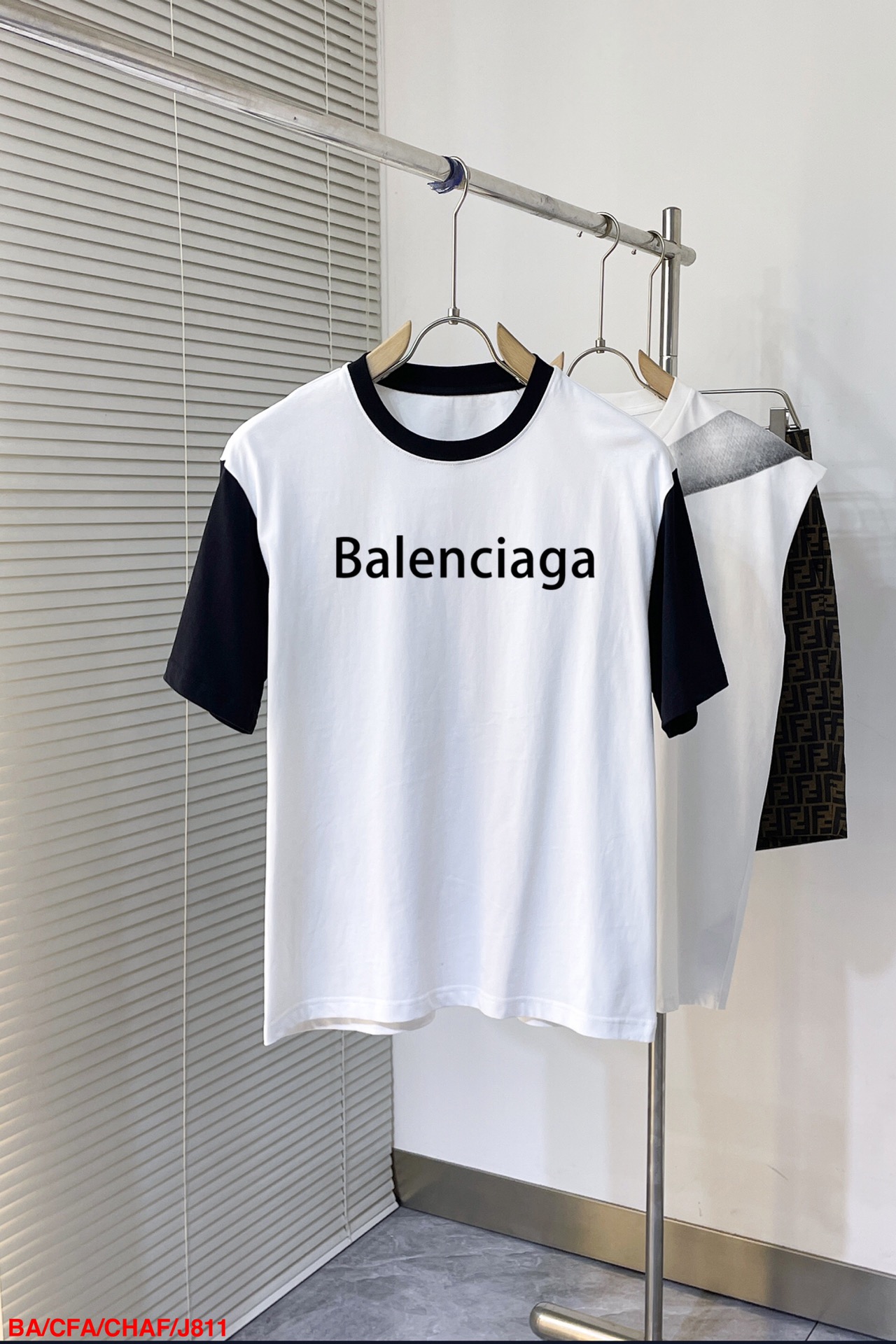 NO:135774,J811 BA Balenciaga spliced ​​new letter printing double-layer heavy industry short-sleeved T-pattern letter pattern is a hit item every year, whether it is a T-pattern or a sweatshirt, the front large-area printing is direct injection by Dakangli digital printing machine, extremely high cost, after multiple debugging, the color difference reduction degree of the pattern is close to 99% from the original version, different from the market junk offset printing version, super labor-consuming, fabric is exclusively customized and dyed 230 grams Cotton double strand Size M-3XL,,balenciaga,hoodie,sweatshirts,T-shirt,alexander wang19860909J811 BA巴黎世家 拼接新款字母印花双层重工短袖T桖 字母图案不管是T桖还是卫衣都是每年的爆款单品 前幅大面积印花采用大康丽数码印花机直喷 成本极高 经过多次的调试打版图案色差还原度与原版接近百分之99 区别市场垃圾胶印版本 超级费工时 面料采用独家定制定染230克 棉双股 尺码M-3XL,,balenciaga,hoodie,sweatshirts,T-shirt,alexander wang,Men's clothing