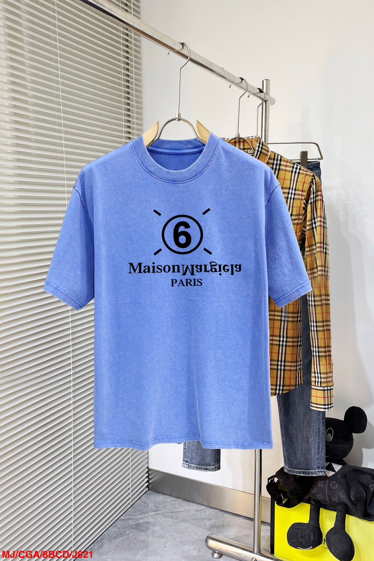 NO:135765,J821 MJ Magila 25 official website is released simultaneously. European and American trends. Washing layering process. Washing pure cotton fabric. Webbing shoulder splicing. Improve grade. Soft, comfortable and delicate. Large print. Improve grade. Loose style makes it more elegant. Size M-2XL,,masion margiela,alexander wang19860909J821 MJ马吉拉 25官网同步发售 欧美流行趋势 洗水分层工艺 洗水纯棉面料 织带肩部拼接 提升档次 柔软舒适细腻 大幅印花 提升档次 宽松版型更显气质. 尺码M-2XL,,masion margiela,alexander wang,Men's clothing