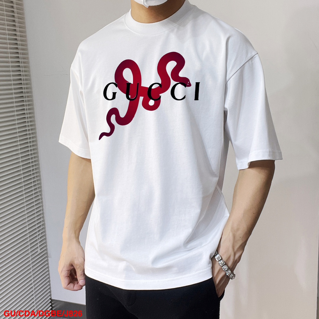 NO:130483,J826 GU Gucci New letter printing double-layer heavy industry short-sleeved T-pattern letter pattern is a hit item every year, whether it is a T-pattern or a sweatshirt, the front large-area printing is direct injection by Dakangli digital printing machine, which is extremely costly. After many debugging and shaping, the color difference reduction degree of the pattern is close to 99% from the original version. Different from the market junk offset printing version, super labor-consuming, fabric is exclusively customized and dyed 230 grams Cotton double strand Size M-3XL,,gucci,hoodie,sweatshirts,T-shirt,alexander wang19860909J826 GU古驰 新款字母印花双层重工短袖T桖 字母图案不管是T桖还是卫衣都是每年的爆款单品 前幅大面积印花采用大康丽数码印花机直喷 成本极高 经过多次的调试打版图案色差还原度与原版接近百分之99 区别市场垃圾胶印版本 超级费工时 面料采用独家定制定染230克 棉双股 尺码M-3XL,,gucci,hoodie,sweatshirts,T-shirt,alexander wang,Men's clothing