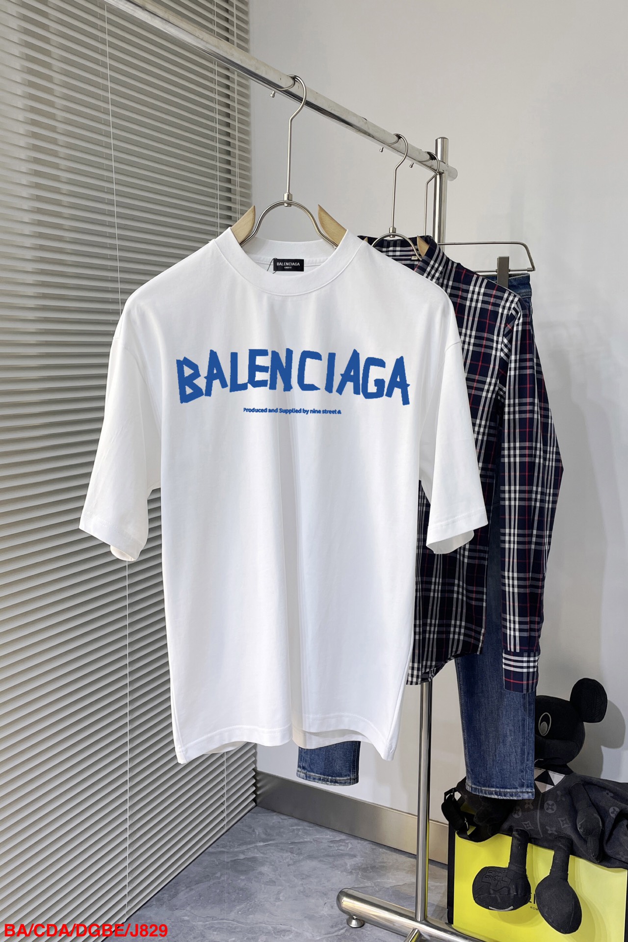 NO:130487,J829 BA Balenciaga New letter printing double-layer heavy industry short-sleeved T-pattern letter pattern is a hit item every year, whether it is a T-pattern or a sweatshirt, the front large-area printing is direct injection by Dakangli digital printing machine, extremely high cost, after multiple debugging, the color difference reduction degree of the pattern is close to 99% from the original version, different from the market junk offset printing version, super labor-consuming, fabric is exclusively customized and dyed 230 grams Cotton double strand Size M-3XL,,balenciaga,hoodie,sweatshirts,T-shirt,alexander wang19860909J829 BA巴黎世家 新款字母印花双层重工短袖T桖 字母图案不管是T桖还是卫衣都是每年的爆款单品 前幅大面积印花采用大康丽数码印花机直喷 成本极高 经过多次的调试打版图案色差还原度与原版接近百分之99 区别市场垃圾胶印版本 超级费工时 面料采用独家定制定染230克 棉双股 尺码M-3XL,,balenciaga,hoodie,sweatshirts,T-shirt,alexander wang,Men's clothing
