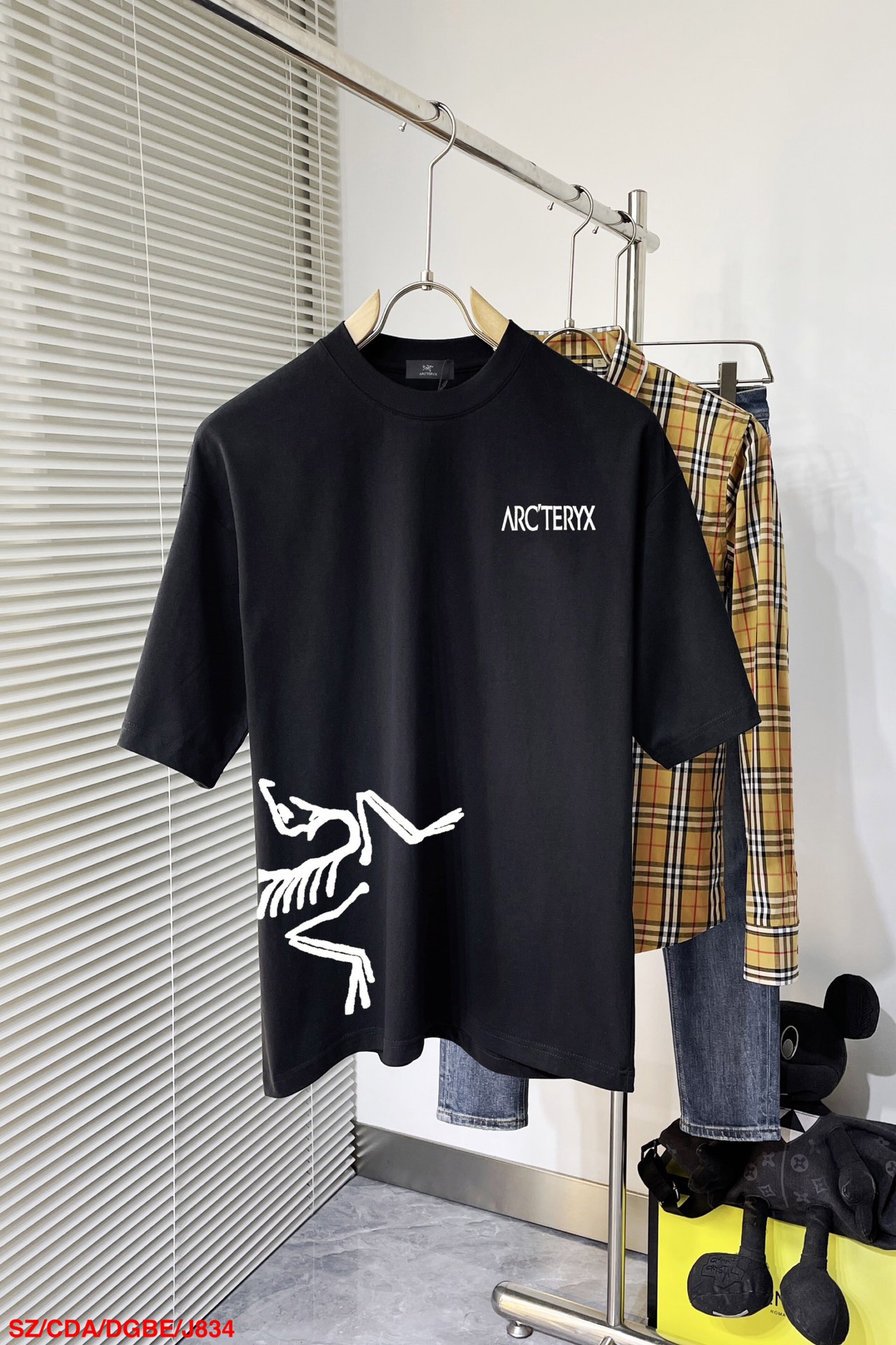 NO:130486,J834 SZ Archaeopteryx New letter printing double-layer heavy industry short-sleeved T-pattern letter pattern is a hit item every year, whether it is a T-pattern or a sweatshirt, the front large-area printing is direct injection by Dakangli digital printing machine, extremely high cost, after multiple debugging and shaping pattern color difference reduction degree is close to 99% from the original version, different from the market junk offset printing version, super labor-consuming, fabric is exclusively customized and dyed 230 grams Cotton double strand Size M-3XL, arc'teryx,hoodie,sweatshirts,T-shirt,alexander wang19860909J834 SZ始祖鸟 新款字母印花双层重工短袖T桖 字母图案不管是T桖还是卫衣都是每年的爆款单品 前幅大面积印花采用大康丽数码印花机直喷 成本极高 经过多次的调试打版图案色差还原度与原版接近百分之99 区别市场垃圾胶印版本 超级费工时 面料采用独家定制定染230克 棉双股 尺码M-3XL,arc'teryx,hoodie,sweatshirts,T-shirt,alexander wang,Men's clothing