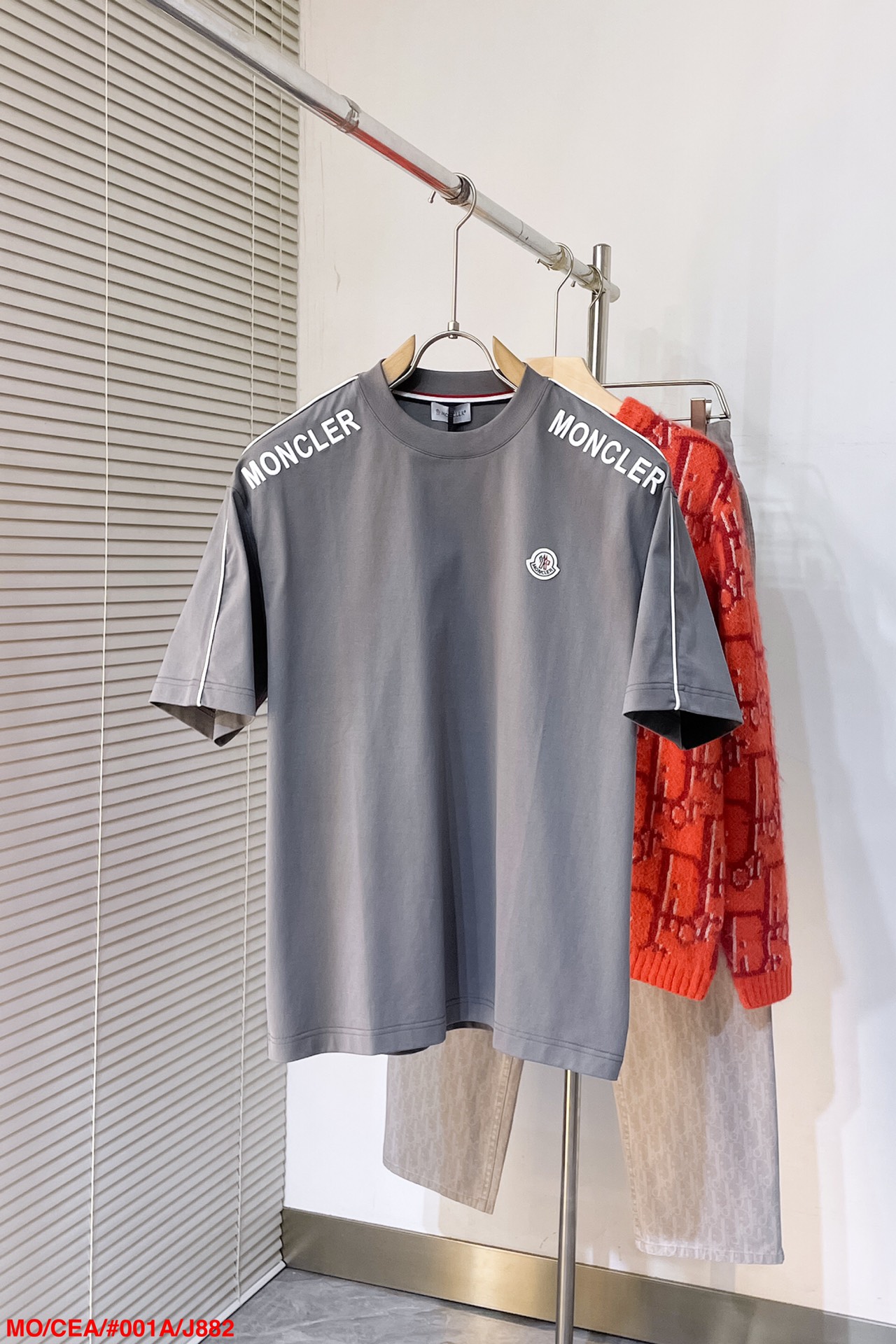 NO:126770,J882 MO cover-up 2025 spring and summer new style first-time counter latest short-sleeved round neck T-shirt, high-end customization, avant-garde and fashionable design!  Brand logo heavy craft design, high-end customized mercerated cloud cotton fabric, soft feel, comfortable to wear, exquisite counter-level car line, fine workmanship, invincible and handsome upper body effect!  A must-have item for handsome men!  M-3XL has complete three standards, Moncler, T-shirt,tees, t-shirt,alexander wang19860909J882 MO蒙口 2025春夏新款首发专柜最新款短袖圆领T恤 高端订制 设计前卫时尚！品牌logo重工艺设计 高端定制丝光云朵棉面料.手感柔软.穿着舒适.专柜级别精致车线.做工精细.上身效果无敌帅气！型男必备单品！ 码数M-3XL 三标齐全,,Moncler,T-shirt,tees，t-shirt,alexander wang,Men's clothing