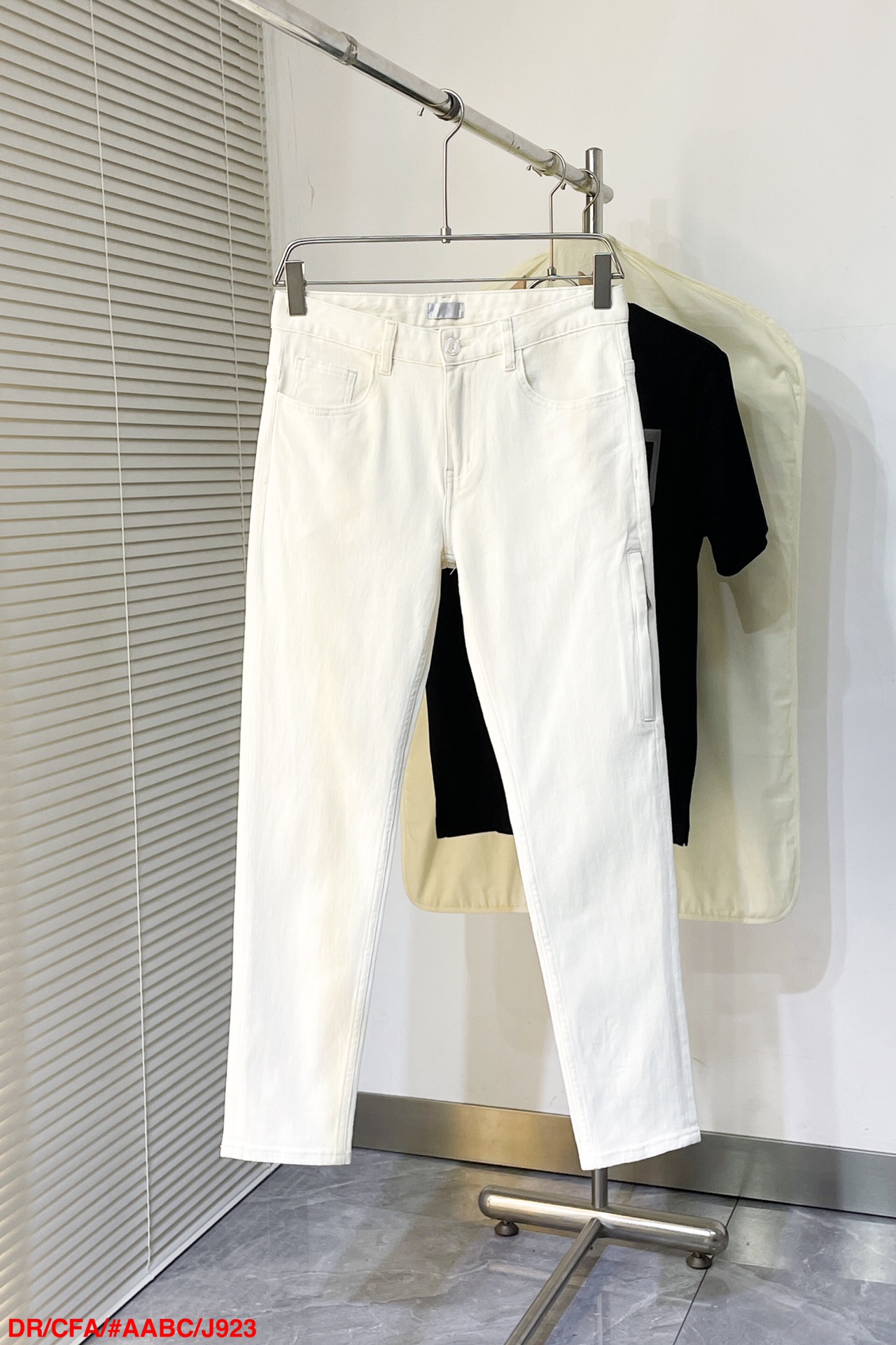 NO:126773,J923 DR hot Dior 2025 early spring new style, original single ruthless jeans, original hardware leather card!  The style is super formal. It is slim and not tight, and it is super stylish. Original customized washing denim fabric, original hardware and auxiliary materials are molded!  Very handsome on the upper body!  Number of codes 28-38 None 35 37 Complete three standards, Dior, Jeans, Alexander wang19860909J923 DR爆款迪奥 2025早春新款 原单狠货牛仔裤,原版五金皮牌 ！版型超正.修身不紧身,超级有范,原版定制水洗牛仔面料,原版五金辅料开模！上身帅气十足！码数28-38无 35 37 三标齐全,,dior,jeans,alexander wang,Men's clothing