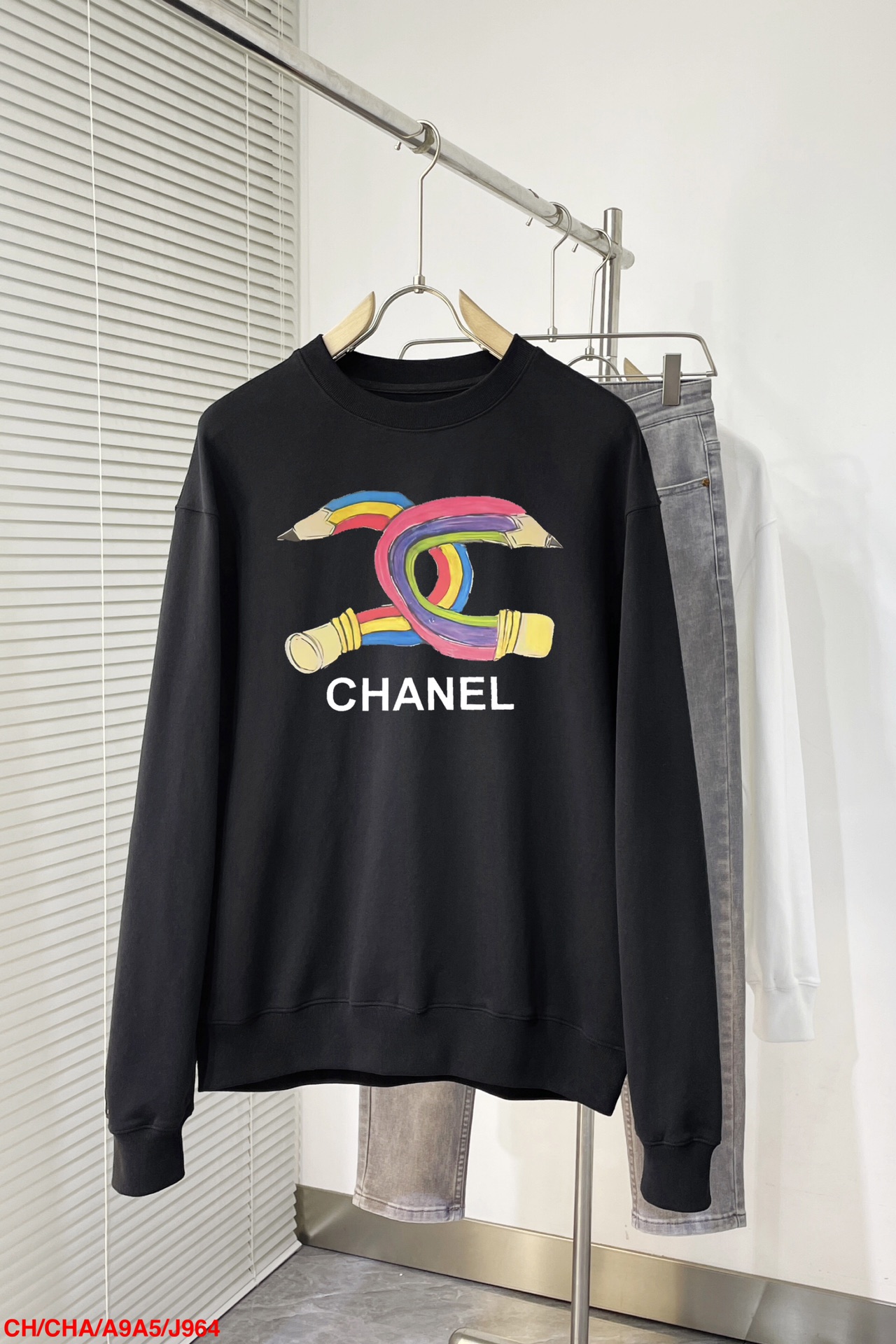 NO:568762,J964 CHCHANEl Chanel 25 early autumn new sweatshirt letter print Chanel round neck sweatshirt (large off-shoulder style) original fabric official same style 400g double-strand large terry fabric dyed in the same vat, very comfortable to the touch, the latest brick cabinet synchronization in spring and summer, fashionable and individual, a super versatile and good-looking sweatshirt, very suitable for both men and women, a must-have style, tag, collar label, washed wheat, three complete standards  Packaging Sydney paper [1:1 original production with high control of details] Fabric 400g double-strand large terry Size M-3XL,,chanel,chanel,hoodie,sweatshirts,alexander wang19860909J964 CHCHANEl香奈儿 25早秋新款卫衣 字母印花 香奈儿圆领卫衣（大落肩款） 原版面料 官方同款 400克双股大毛圈面料同缸染面料 手感非常舒服  春夏最新砖柜同步 时尚又个性 超级百搭好看的一款卫衣 男女都非常合适 人手必备款 吊牌 领标 水洗麦 三标齐全 包装雪梨纸【1:1原版打造 细节高控】 面料400g双股大毛圈 码数M-3XL,,chanel,chanel,hoodie,sweatshirts,alexander wang,Men's clothing
