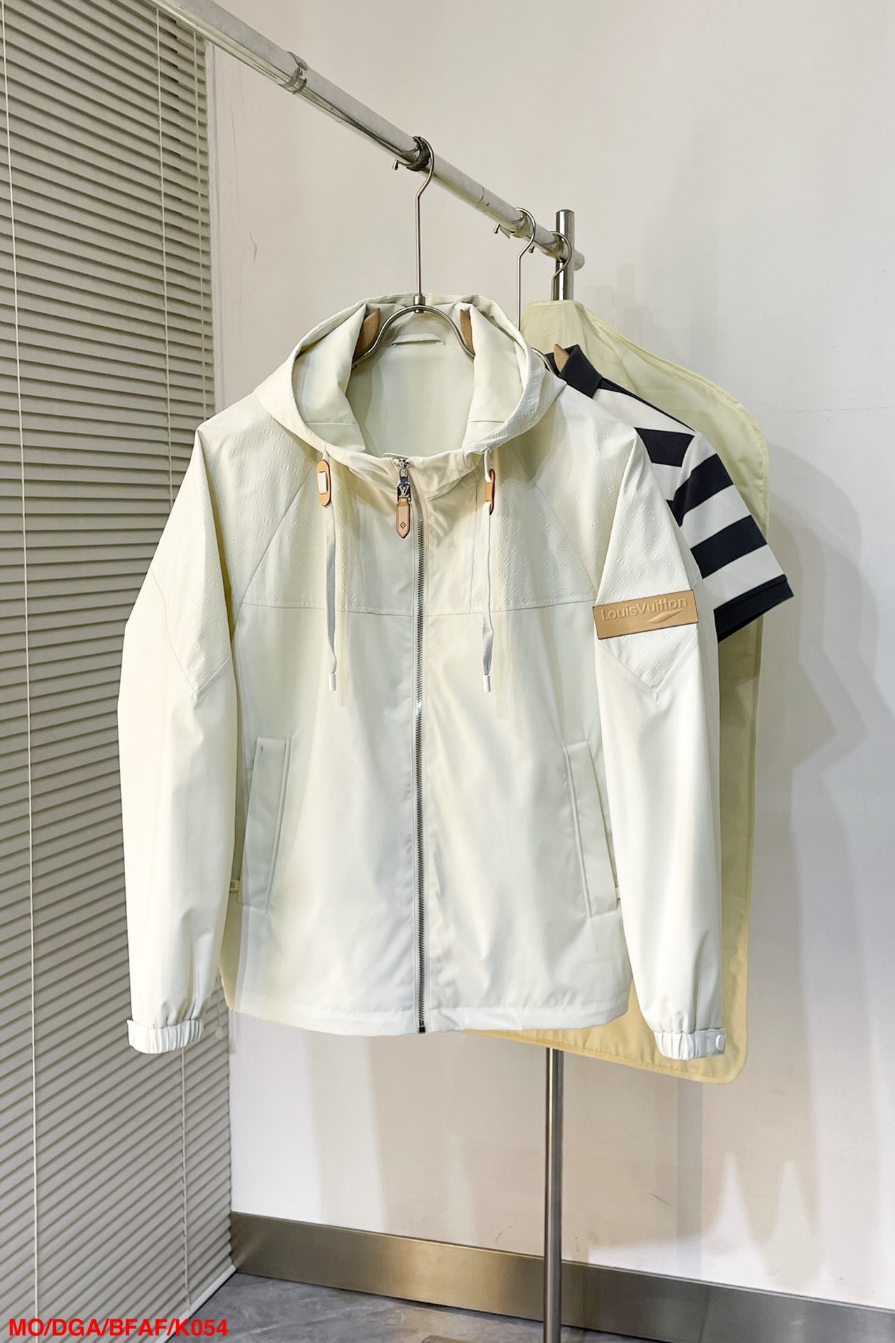 NO:131989,K054 LV Louis Vuitton is the same as the official website, released in advance!  2025ss Spring New Men's Jacket, original single three-standard full high-end version!  Customized fabrics for counters are breathable and comfortable, with impeccable details, and the brand element design concept reflects high quality. The feel is delicate and soft!  It is casually cut, with a great upper body style!  Size M-3XL The next day, louis vuitton,louis vuitton,jackets & coats,jackets & coats,alexander wang19860909K054 LV路易威登 官网同款,提前发售！2025ss开春新款男士夹克外套,原单三标齐全高端版本！专柜定制面料 透气舒适度高,细节无可挑剔,品牌元素设计理念,体现高品质.手感细腻柔软！呈现休闲裁剪,上身版型超赞！尺码M-3XL 隔天,,louis vuitton,louis vuitton,jackets & coats,jackets & coats,alexander wang,Men's clothing