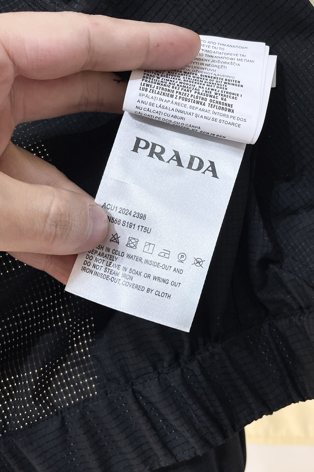  K069 PA🔥Prada夹克，时尚与实用的完美融合 经典的连帽设计，休闲感十足。胸前标志性的三角徽标