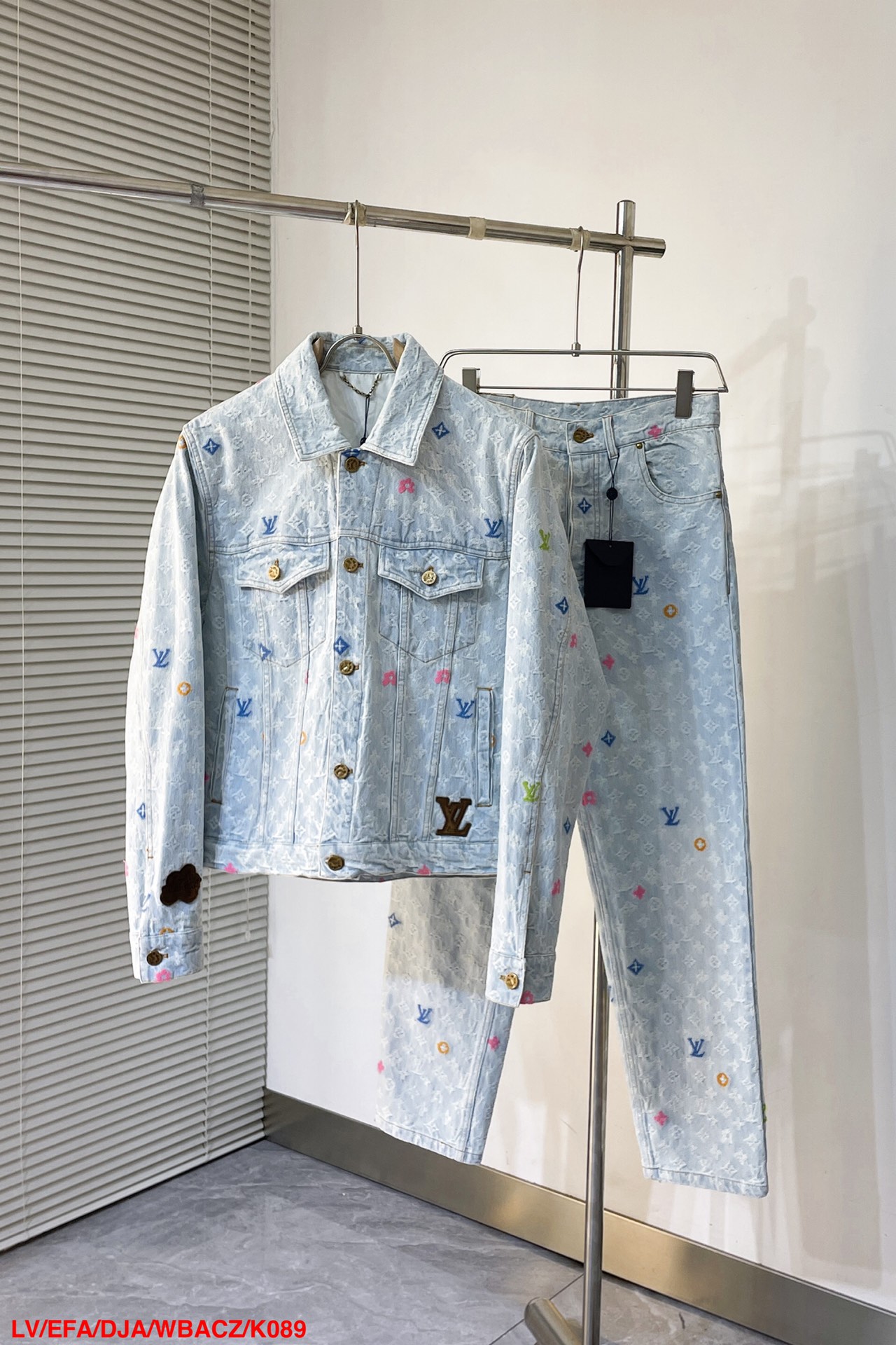 NO:131988,Top P K089 LV Louis Vuitton 25SS Tyler Co-branded Embroidered Jeans Tyler Co-branded Series. Original developed twill all-cotton jacquard denim material, jacquard drawings are the same size and spacing, the graphics are the same width and narrow, and the texture is full. Washed and used as a retro light blue, the whole decoration is decorated with presbyopia patterns, and the positioning color embroidery (blue pink yellow)  Fluorescent green) yarns are adjusted in a total of four colors to make them perfectly matched. Monogram full-frame logo macaron candy embroidery logo craftsmanship is fashionable and advanced. Infrared laser positioning and flower positioning, hand positioning and cutting In order to ensure that each piece is consistent in splicing position, the collar is positioned left and right, the front chest pocket is spliced, the hem and cuffs are arranged in the flower position, the loss of fabric is very large, and every part of the whole body is symmetrical, and the workmanship is very complicated. After the finish is finished, the washing water is entered, and the monkey sprays the fabric to complete the natural fading and whitening effect. The hand-carrying sleeves echo the front pocket, the suede color is opened and the suede seal is opened, the complete set of new auxiliary materials is customized simultaneously, and the details are perfect. S-XL is complete with three standards, can be sold,,louis vuitton,louis vuitton,jeans,chamois leather,alexander wang19860909上衣 裤子P K089 LV路易威登 25SS Tyler联名绣花牛仔裤 Tyler联名系列.原版开发斜纹全棉提花丹宁牛仔材质,提花图型大小间距相同,图形宽窄一致,质感十足.水洗做旧复古浅蓝,整体饰以老花图案装饰,织布后做定位彩色刺绣（蓝 粉 黄 荧光绿）共四种颜色纱线多次对色调整使其完美对色,Monogram满幅logo马卡龙糖果色刺绣Logo工艺时髦又高级.红外线激光定位取花,手工定位裁剪为了保证每一件拼接位置全部一致,领口左右对位,前胸口袋拼接定位,下摆、袖口对花对位,损耗面料非常之大,全衣身每一处拼合处全部对称对位,做工十分复杂.后整完成进入洗水,喷马骝使布料完成自然褪色呈现泛白效果.手袖章仔呼应前幅口袋,麂皮对色开模麂皮章仔,全套新款辅料同步定制,细节处理完美. 尺码S-XL 三标齐全 可拆卖,,louis vuitton,louis vuitton,jeans,chamois leather,alexander wang,Men's clothing