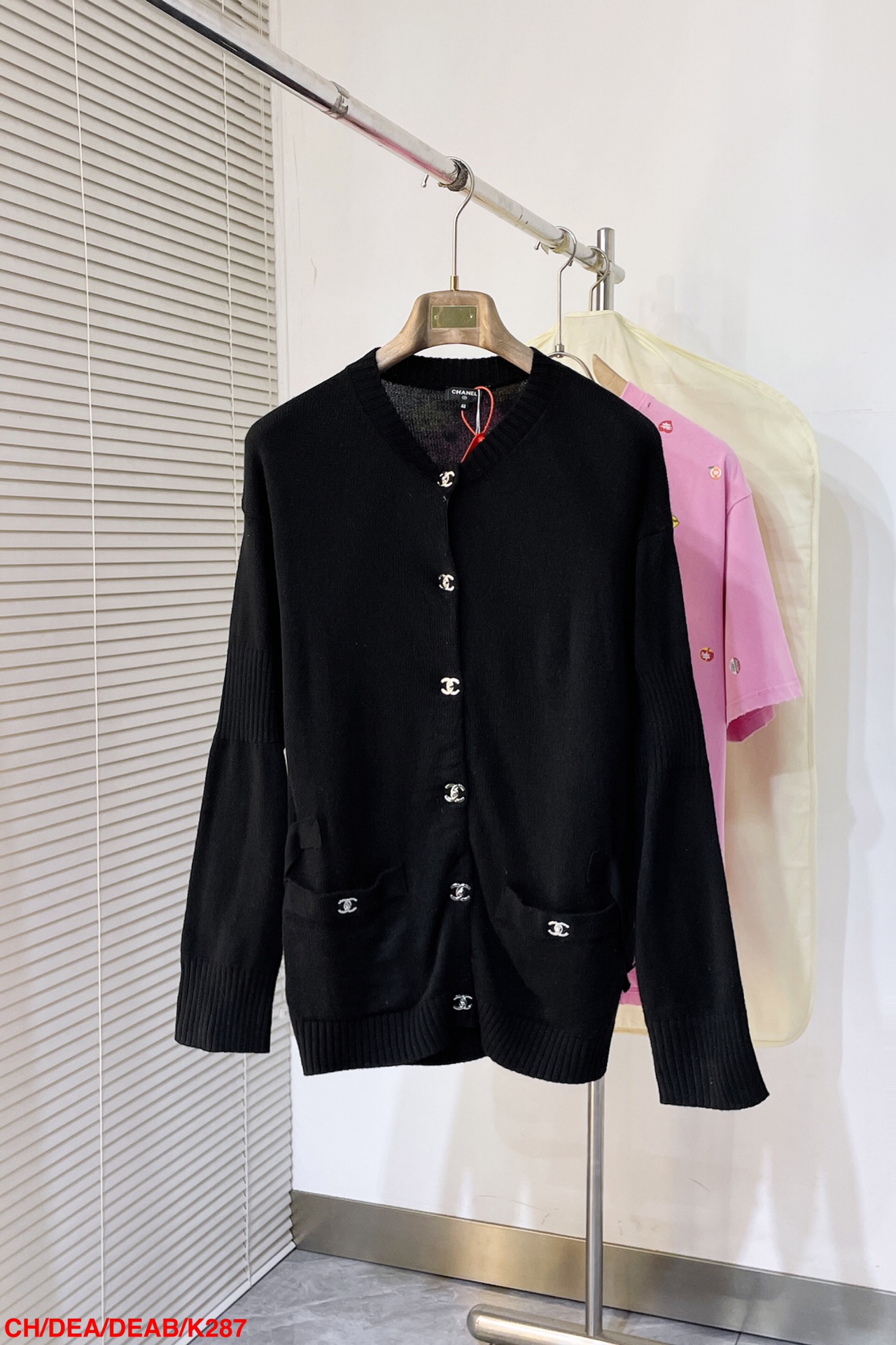 NO:599609,K287 CH Chanel  CH school bag button knitted cardigan, customized cashmere brocade blended material, uses three-dimensional seam stitching. It uses specific sewing methods at the seams to make the clothes more three-dimensional and fit the body. The needle is manually started and nailed by a special machine. At the starting point of the button, the needle is accurately started and high-quality  The needle and thread and a special sewing machine sew at a constant speed along a preset path to maintain uniform strength and ensure beautiful stitches. The garment washing water is softened and deodorized using professional washing equipment and specific detergents to deeply clean and deodorize the clothes to improve the feel and appearance of the clothes. Customized 1:1  Vinyl hand-stitched buckle, customized 1:1 luggage buckle four-button buckle, customized 1:1 trademark, loose fit, size 40-42-44-46, complete with three standards, next day, chanel, alexander wang19860909K287 CH香奈儿 CH书包扣针织开衫,定制羊绒锦缎混纺料,采用接缝立体缝线,它通过在接缝处使用特定的缝纫方法,使衣物呈现出更加立体和贴合身体的效果,人工专机起针打钉,在钉扣起始点,精确起针,采用高质量的针线和专用缝纫机,沿预设路径,匀速缝纫,保持力度均匀,确保缝线美观,成衣洗水加软去味工艺,通过专业的洗涤设备和特定的洗涤剂,对衣物进行深度清洁和去味处理,改善衣物的手感和外观,定制1:1 黑胶手缝扣,定制1:1 箱包扣四合扣,定制1:1 商标,宽松版型 尺码40-42-44-46 三标齐全 隔天,,chanel,alexander wang,Men's clothing