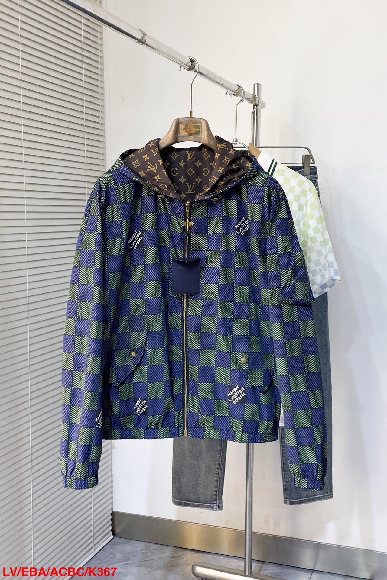 NO:131991,K367 LV Louis Vuitton 25ss new double-sided windproof jacket comes from the 2025 spring and summer show, interpreting Damier plaid from a modern perspective, and the full Monogram pattern is displayed when flipped. The aircraft shape metal zipper head is crafted and engraved with brand elements, light texture and easy to store. Size S-XL is complete with three standards,,louis vuitton,louis vuitton,jackets & coats,alexander wang19860909K367 LV路易威登 25ss新款双面防风夹克出自 2025 春夏秀场,以摩登视角诠释 Damier 格纹,翻转即现全幅 Monogram 图案.飞机造型金属拉链头工致镂刻品牌元素,轻盈质地便于收纳. 尺码S-XL 三标齐全,,louis vuitton,louis vuitton,jackets & coats,alexander wang,Men's clothing