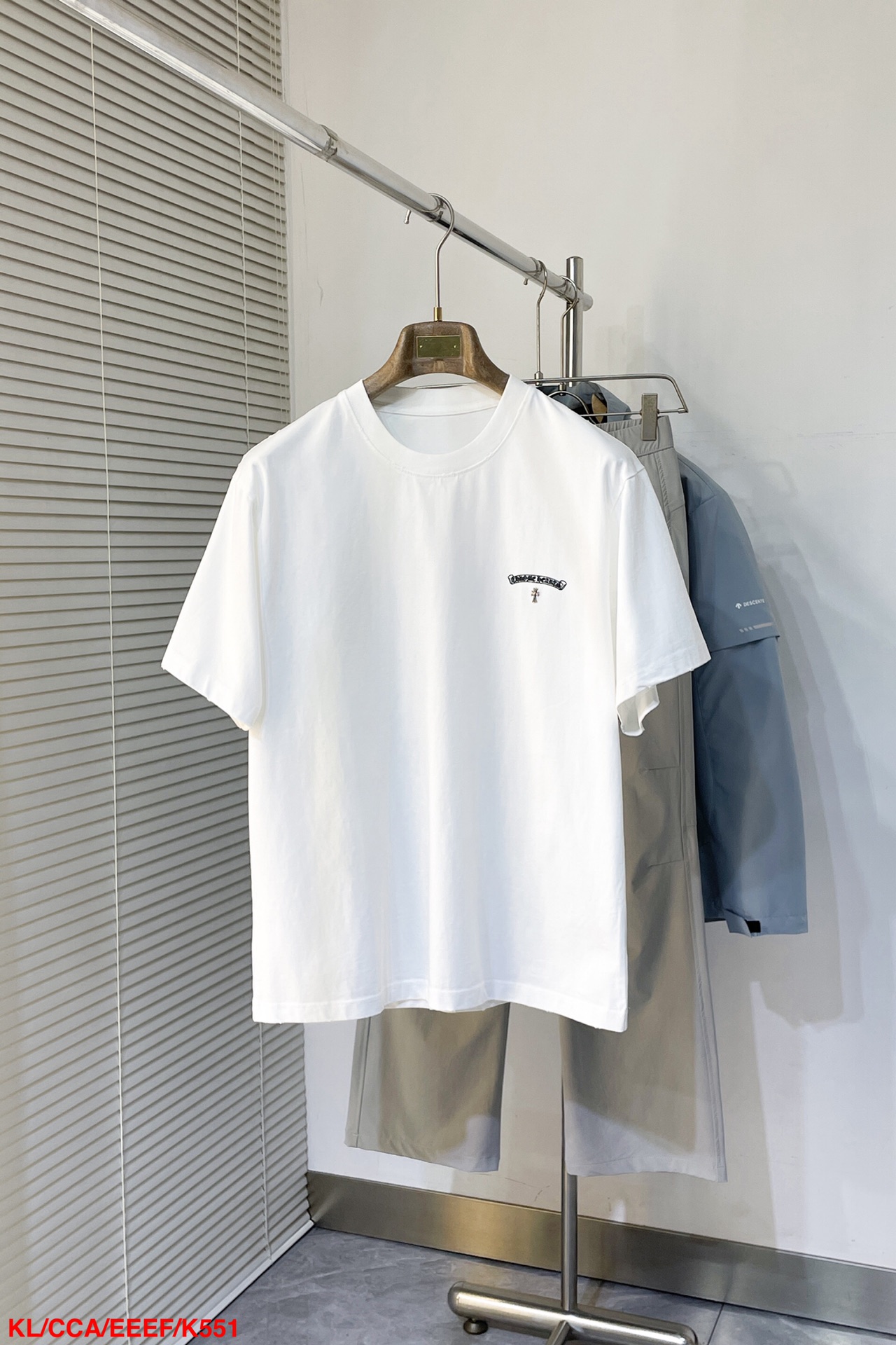 NO:126822,K551 KL KL, chest CH, horseshoe sword short sleeves, os style is really charming, and it is really awesome. The new product style in every season is the ultimate, the practical wear is very high, and it is nice to wear at will - cotton. It is made of 32 double yarns, 260 grams of heavy fabric, imported knitted needle comb, with moderate thickness, drape and contour, and the upper body is comfortable!  !  He is very tolerant of slightly fat body shapes, and he loses five pounds in an instant when wearing it!  The edge extends to the shoulder reinforcement, the needle is knocked down at the connection, and the hem and cuffs are all made with a 0.2mm needle-distance double-line car. They are carefully crafted at high cost. The attitude of making products in a magnifying glass restores the quality and effect of the product. The full set of customized auxiliary materials only presents every detail to customers. Film printing is 50,000 positioning. It takes a lot of time. The body is added with printing elements, which greatly increases the fun; a unique visual effect. After special treatment, a unique effect is formed. The pattern has added irregular hem. This year's main style. Oversize pattern has become a trendy focus in the past two years. The change of designers has made this brand famous. The progressive fashion of the times also requires fresh elements and the blood impact of trendy designs to continue the glory!  It is very fashionable when worn inside and outside, and it is a must-have for traveling on high streets!  Absolutely 