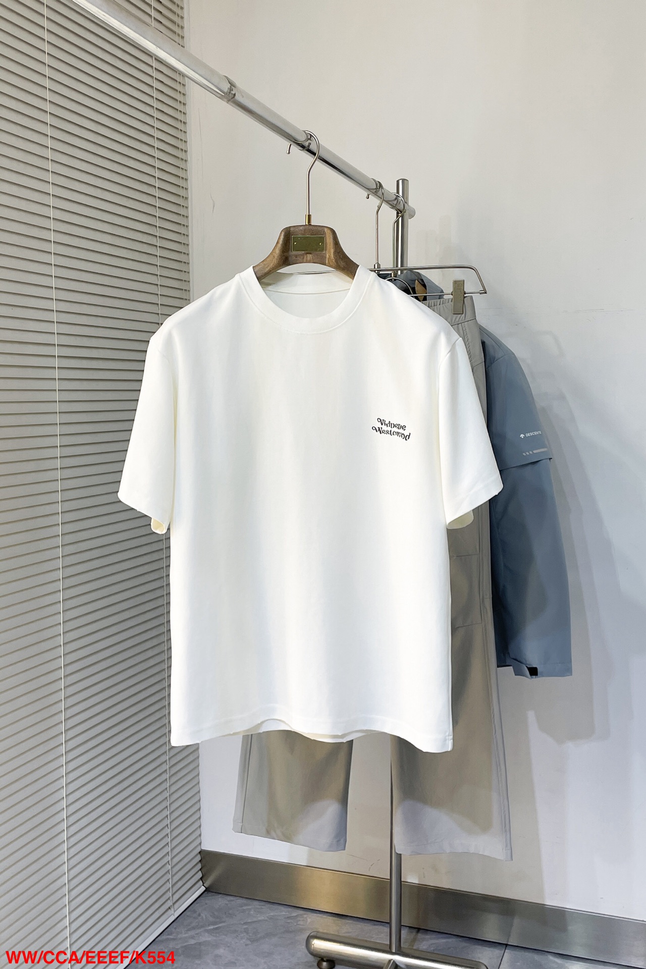 NO:126832,K554 WWVivienne Westwood 2025 spring and summer new men and women's short-sleeved T-shirt, original Italian order channel, very personalized and high-end style, logo printing and flower craft design!  Created with loose and wide style, custom original cotton fabric!  The latest fashion trends and popular products are here, and it is another simple and high-end fashion item. It is a fashion product with very high-end outfit charm. It is a must-have item for fashion trends!  The original Italian manufacturer channel, special-level orders, and the release of buyers in Hong Kong, Macao and Taiwan are also the most classic products, and their specifications and grades are beyond doubt!  !  Simple and high-end style items, it goes without saying that this style naturally has a fresh and natural feeling, demonstrating the charm and high-end feeling of the brand. The texture of this style is very in place, and the heavy and brilliant skin-friendly level that can be seen with your hands is even better, and it is a complete enjoyment of wearing!  Size M-3XL the next day.,T-shirt,tees,t-shirt,alexander wang19860909K554 WWVivienne Westwood 薇薇安·威斯特伍德·2025春夏新款男女同款短袖T恤,意大利原厂订单渠道,极具个性高级风,标志logo印花烧花工艺设计！宽松阔版型打造,定制原版纯棉面料！最新时尚潮流人气产物驾到,又是一款简约高级的时尚单品,穿搭魅力十分高级不俗的时尚产物 ,时尚潮流必备单品！意大利原厂渠道,特供级别订单,同步港澳台买手店发布,也是最经典的产物,其规格跟档次更是毋庸置疑！！ 简约高级的款式单品,言而喻此款自然具备那种清新自然的感觉,彰显品牌魅力与高级感,此款的质感十分的到位,用手可以感知的重磅跟出彩亲肤程度更是上佳,十足的穿着享受！ 尺码M-3XL 隔天.,,T-shirt,tees，t-shirt,alexander wang,Men's clothing