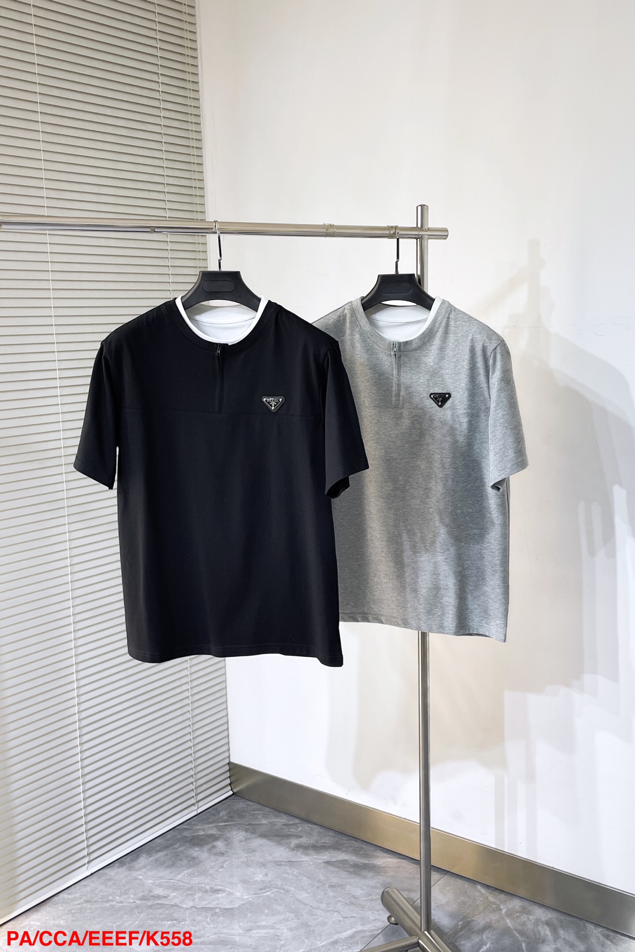 NO:126829,K558 PAPPRADA 2025 spring and summer new style for men and women, short-sleeved T-shirt, the latest model is exclusively available on the entire network!  !  ~ It is classic and fashionable and versatile, who doesn’t like it? It will show the classic again. It is very pleasing to the eye and comes with a low luxury halo and recognition!  The traditional brand concept and modern advanced technology are perfectly combined. Coupled with the extremely modern and simple design, the P-family exclusive logo pattern badge design!  Customized 100% imported pure cotton fabric!  The texture of this model is quite touching, the specifications and grades are known with tentacles. The degree of delicateness and breathability are top-notch!  Size S-2XL.,,prada,T-shirt,tees,t-shirt,alexander wang19860909K558 PAPPRADA 2025春夏新款男女同款 短袖T恤,最新款全网独家首上！！~既经典有时尚百搭,谁不爱啊,将经典再次展现,非常的耐看,自带低奢光环与辨识度！传统的品牌理念和现代化的先进技术进行了完美结合.加上极其现代摩登风范的简约设计,p家专属logo图案徽章设计！定制百分百进口纯棉面料！此款的质感相当感人 触手便知规格档次 细腻程度与透气效果堪称顶级！尺码S-2XL .,,prada,T-shirt,tees，t-shirt,alexander wang,Men's clothing