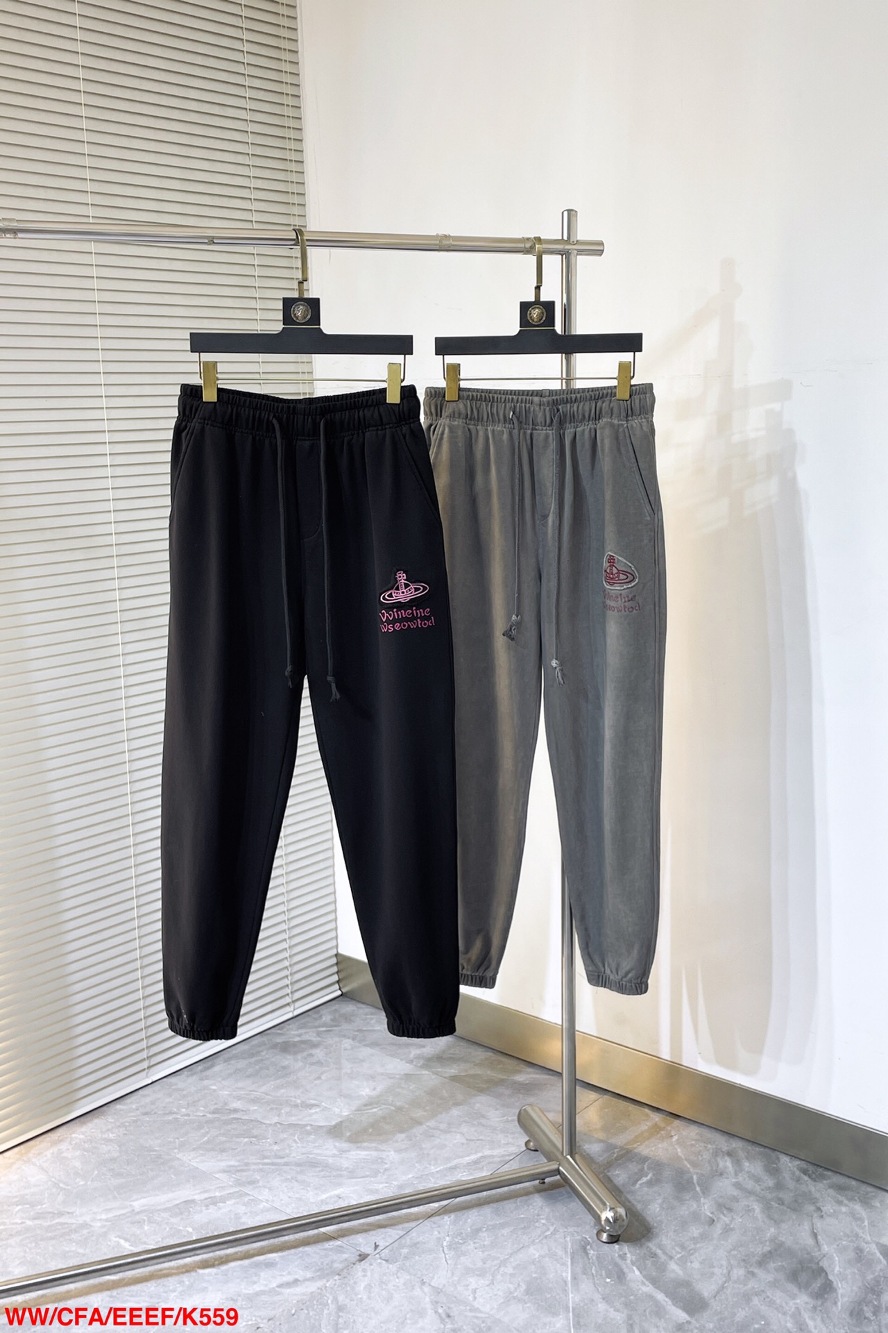 NO:126825,K559 WWVivienne Westwood 2025SS early spring new product retro series casual pants, unique design, drawstring casual pants, yarn ordering and dyeing. A large domestic manufacturer exports to Japan and supplies fabrics from several top brands. It feels soft and glutinous, quite wide and stylish, solving the problem of washing and discoloration. The pants are neat and atmospheric, and the upper body looks superb and handsome. Size M-3XL.,,alexander wang19860909K559 WWVivienne Westwood 薇薇恩· 2025SS早春新品 复古系列休闲裤,独特设计,抽绳休闲长裤 订纱开始订染和订纺. 国内某大厂出口日本 和供应几大顶级品牌的面料. 手感软糯 , 挺阔有型 , 解决 , 洗涤变色的问题. 裤型利落大气 , 上身显高超帅 尺码M-3XL .,,alexander wang,Men's clothing