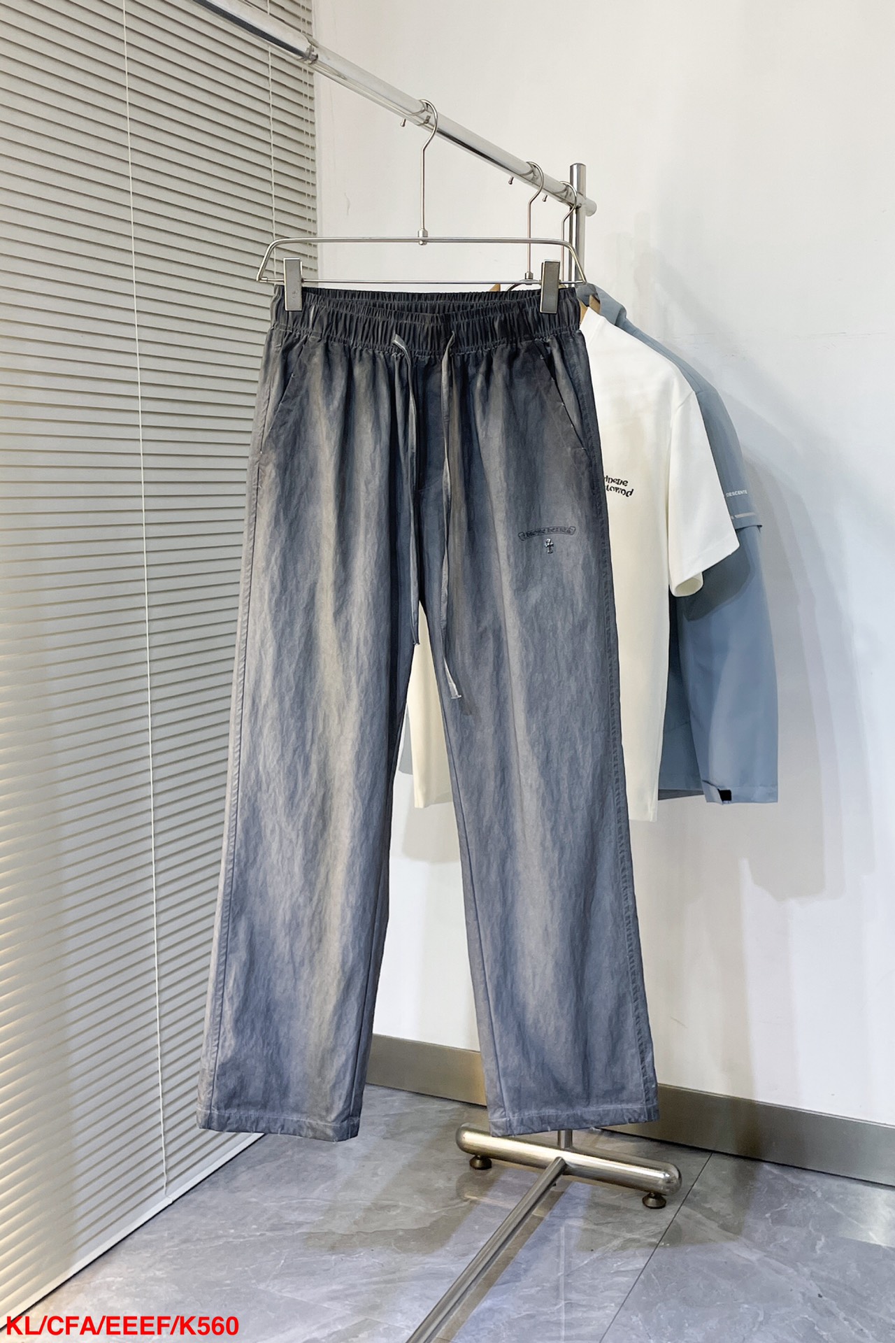 NO:126827,K560 KL Chrome hears 2025 spring and summer new casual pants!  The same style of men and women, a casual pants that you recognize from the bottom of your heart, and over time, it makes you more rare. The trendy high street king is the trendy brand Chrome hear*s Ke*xin. To be honest, wearing Croxin is very fashionable, that is fashionable, and there is nothing to say on the street. Customized original canvas is made of pure cotton material, the fabric feels great. This kind of comfort feel is really not picky on the body, the upper body is really not picky, the casual and chic taste is particularly strong, which enhances the sense of fashion and appearance. And such pants are particularly easy to match with various types of shoes. The recognition is where it is, the design pants legs logo printed hardware design!  Strong, not easy to wear, and the details are very well-established. Size M-3XL.,,chrome hearts,chrome hearts,alexander wang19860909K560 KL Chrome hears克罗心 2025春夏新款休闲裤！男女同款一款让你从心底认可的休闲裤,并且经过时间的推移而让你更加珍稀,潮流的高街之王,那就是潮牌chrome hear*s克*心,穿克罗心的实话讲很潮了,那就是潮爆了,潮爆街头没话说.定制原版帆布纯棉材质制成,面料手感一绝,这种舒适感穿在身上,上身真心不挑人,休闲潇洒的味道特别足,提升时尚感和颜值,并且这样的裤型特别好搭配各种类型的鞋子.辨识度就在哪里,设计裤腿logo印花五金设计！韧性足,不易磨损,细节工艺非常到位.尺码M-3XL .,,chrome hearts,chrome hearts,alexander wang,Men's clothing