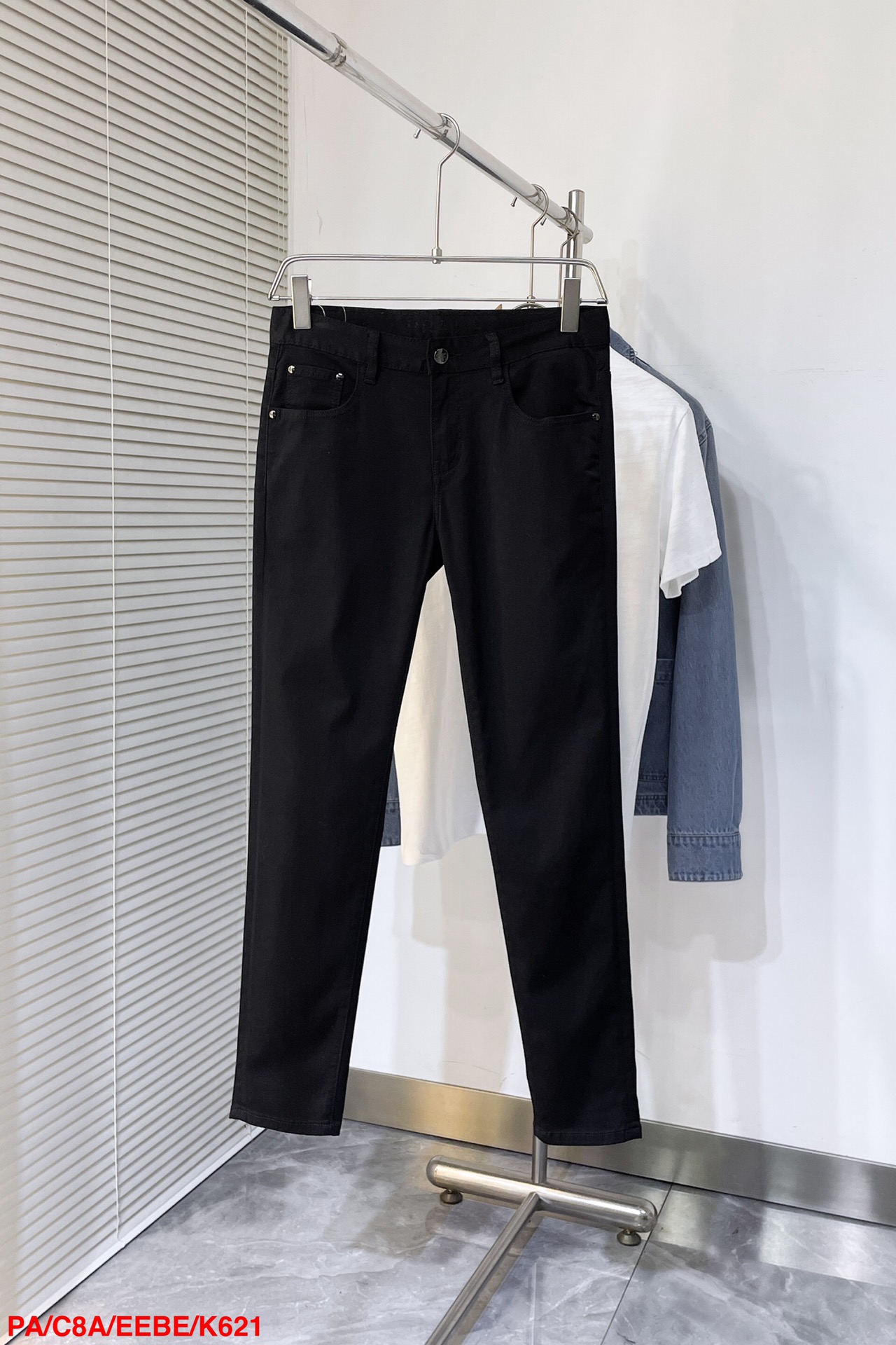 NO:128700,K621 PA Prada high fashion sense, super soft denim fabric, light color casual washing denim The fabric is very special, super fine imitation cotton yarn blend, super soft and comfortable. It has a casual, casual feeling, and also a relaxed and fashionable feeling. The fabric is refreshing, slightly stretchy, super soft wearing time, the whole pants are all traditional hand-wiping technology, natural stone grinding and light fermentation washing. The style belongs to the combination of small straight feet, and the details are exquisite. Size 29-40 The next day,,prada,alexander wang19860909K621 PA 普拉达 高级时装感,超柔牛仔面料 , 浅色休闲洗水牛仔 面料很特殊,超细精仿棉纱混纺,超柔舒适感. 具备牛仔随性感 ,休闲感 , 亦有轻松感 ,时尚感. 布面清爽,微弹力,超柔穿着时间长, 整条裤子全传统手擦工艺,自然石磨轻酵洗水. 版型属于合体小直脚剪裁,细节精致感.尺码29-40 隔天,,prada,alexander wang,Men's clothing