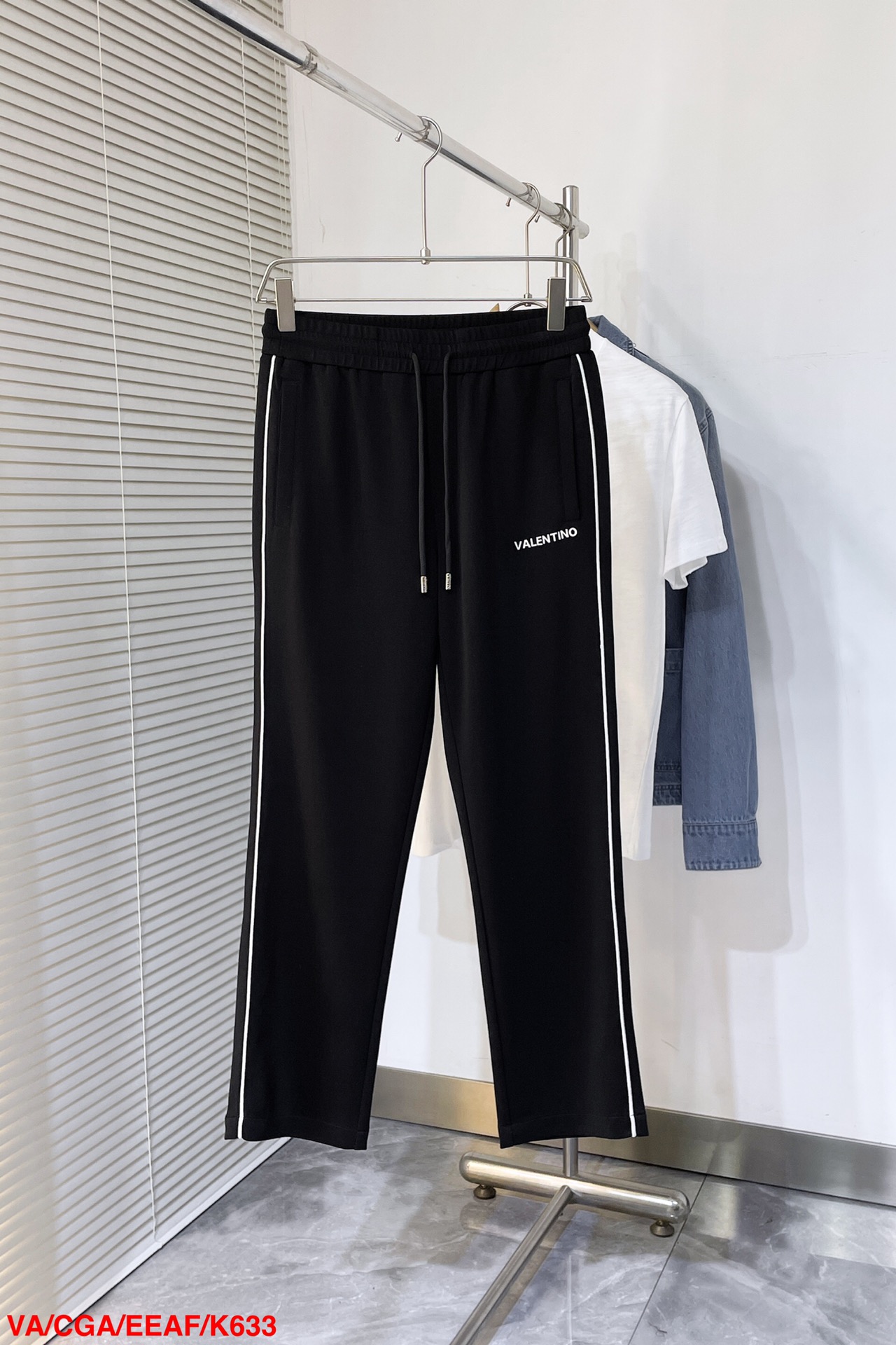 NO:128701,K633 VA Valentino New letter applique woven straight-leg trousers casual couple trousers The fabric is made of active black double yarn composite fabric, a very high-quality, thick and comfortable fabric, with a edging design at the waist, making it more comfortable and stylish!  The iconic logo design style is very youthful and youthful. It can be easily controlled by both men and women. It is very consistent with the current fashion aesthetic concepts of young people, creating a casual and lazy fashion tone, size S-4XL The next day, valentino, alexander wang19860909K633 VA华伦天奴 新款字母贴花色织直筒卫裤休闲情侣款长裤 面料采用活性黑双纱复合面料,非常优质厚实舒服的一款面料,腰部采用包边做工设计,穿搭起来更加舒服有型！ 标志性Logo设计风格,非常富有年轻感与青春活力范儿,男女都可轻松驾驭,非常符合当下年轻人的时尚审美观念,打造休闲慵懒的时尚调调,尺码S-4XL 隔天,,valentino,alexander wang,Men's clothing