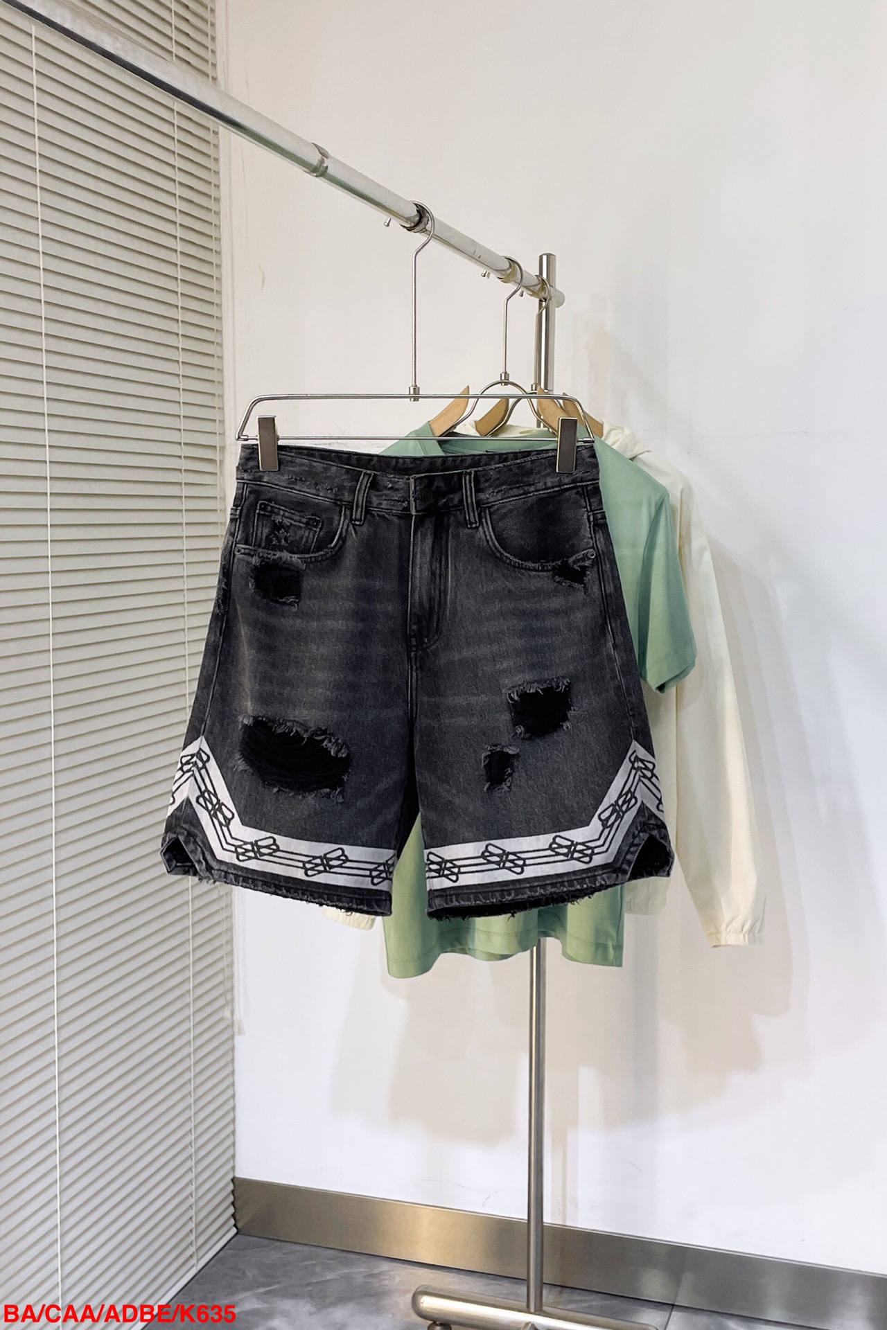 NO:128707,K635 BABalenciaga ripped three-bar jeans. Craft description: The legs of the trouser are made of pure handmade cat whiskers. The BLCG brand logo is embedded behind the precise alignment. The gear section continues the hanging gear design of the slack cow. It has a strong drape. It is paired with two patch pockets. Positioning and grinding technology. It is time-consuming and labor-consuming. The overall use of environmentally friendly long-car tie-dyeing technology. Tear, cut, grinding, and destroy. All are handmade by the worker. Rivet reinforcement is also added. Embellished with hidden zipper plackets. The button hardware details are the same as men and women!  Size 30-36 The next day, balenciaga, jeans, alexander wang19860909K635 BABalenciaga 破洞糜烂三条杠牛仔裤 工艺说明裤脚采用纯手工猫须 精准对位背后拼嵌BLCG品牌标识 档部延续了垮牛的吊档设计 垂坠感强 背后搭配两个贴袋 定位磨破工艺 及其耗时耗力 整体采用环保长车扎染工艺 撕裂 割破 磨边 破坏 全部都是工人师傅手工制作 还加了铆钉加固 点缀隐藏式拉链门襟 纽扣五金细节采用 男女同款！ 尺码30-36 隔天,,balenciaga,jeans,alexander wang,Men's clothing