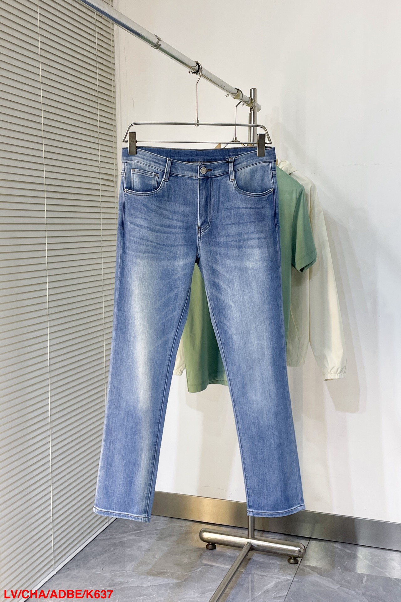 NO:128702,K637 PA Prada Official Website Denning Washed Jeans!  Luxury experience. Customer-supply trade channels. The simple and charming classic trousers are made of customer-supply denim jeans. The texture is thick and comfortable and breathable. The high-quality craftsmanship cutting is first-class. The overall design is very exquisite. The handcuffed edge design is tightly stitched. The use of the lever needle edge sealing process to highlight the brand's luxury inner charm. The brand logo words are full and thick, and the chiseled buttons are thick and rigorous, bringing a new fashion taste to the mediocre trousers!  Size 30-38 The next day, prada, jeans, alexander wang19860909K637 PA普拉达 官网丹宁水洗牛仔裤！奢华体验.客供贸易渠道,简约魅力的经典裤装采用客供丹宁牛仔 质感厚实舒适及透气效果也非常的好.高品质工艺化的裁剪堪称一流,整体非常精致,内外兼修铐边设计严丝合缝,运用聚股械针封边工艺彰显品牌奢华内在魅力品牌Logo字眼饱满厚实,凿刻型钮扣厚实严谨,给本平庸无奇的裤装带来了全新时尚品味！尺码30-38 隔天,,prada,jeans,alexander wang,Men's clothing