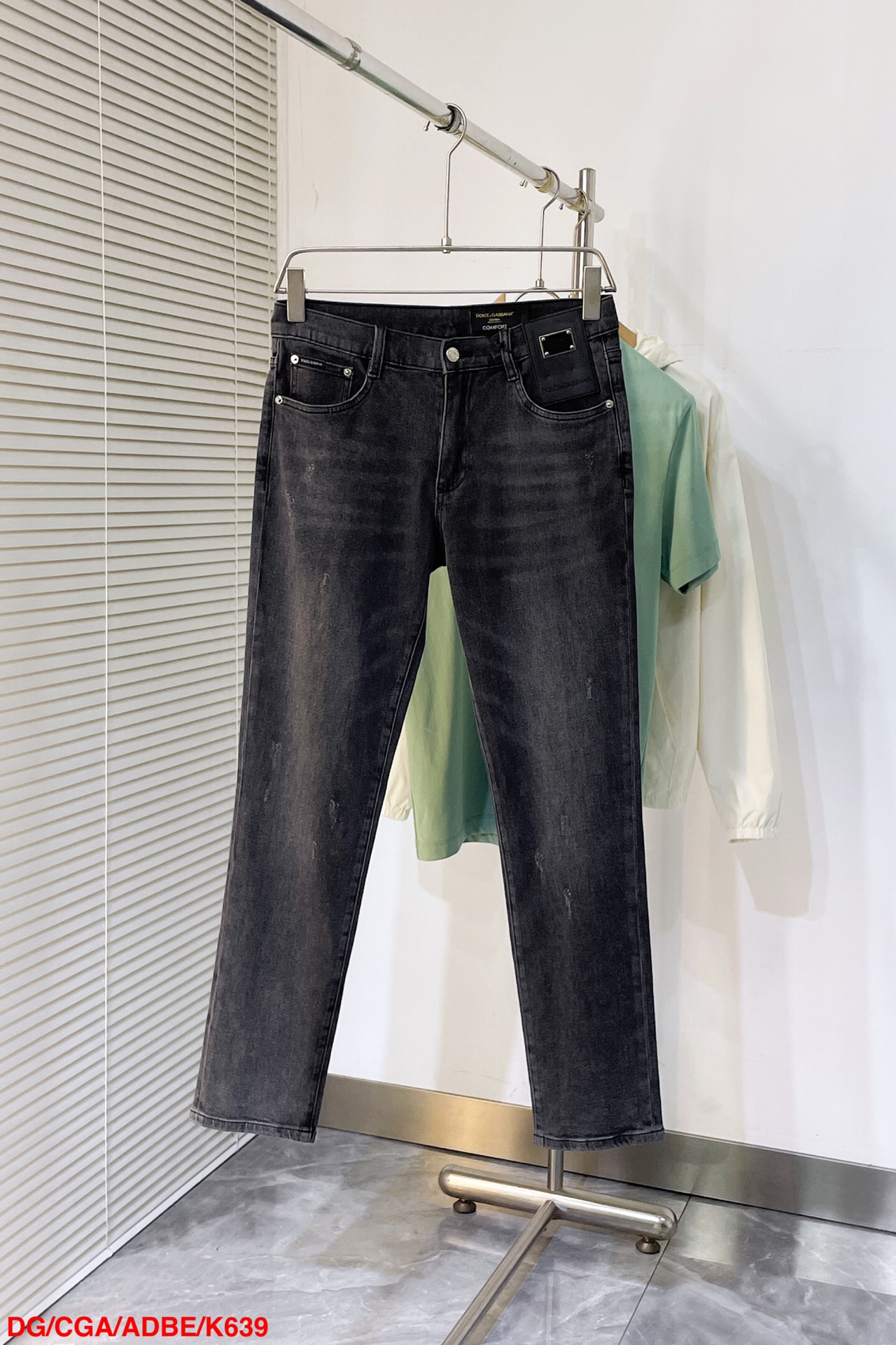 NO:128704,K639 DG & soot ash craftsmanship burning and washing, hot new jeans, luxury 25//ss official website counter 1.2W Ocean new products are sold, original retro silver DG leather brand, heavy and strong recommendation, complex craftsmanship   water washing, quality details are fully processed, trendy colors do not fade, luxury details hardware and accessories are all in place, Size 30-36 The next day,, Dolce & Gabbana, jeans, alexander wang19860909K639 DG & 烟灰系工艺烧洗微做破 爆款新品牛仔裤 奢华感25//ss官网专柜1.2W大洋新品热销 原版复古银DG皮牌 重磅强烈推荐 复杂工艺工艺 洗水外贸 品质感细节处理满满到位 潮流色系不掉色 奢华感细节五金辅料一一满足到位 尺码30-36 隔天,,Dolce&Gabbana,jeans,alexander wang,Men's clothing