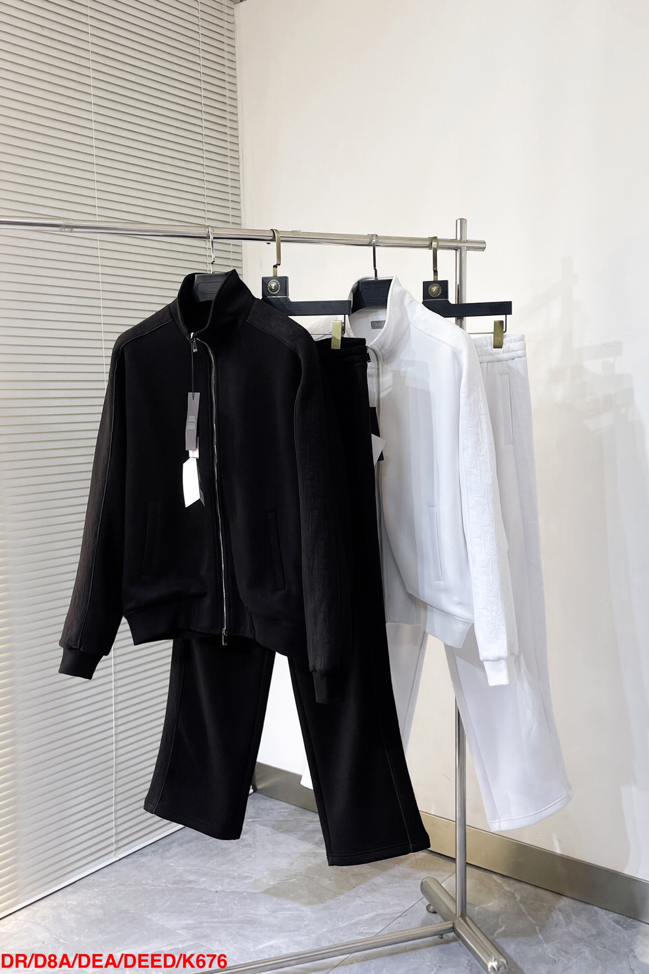 NO:128716,Top P K676 DRDior Spring and summer new CD sports and leisure set This style is soft cotton, elastic waist, right leg is decorated with the same color CD Icon webbing 2 side pockets, loose style. Made of high-weight dust-free cloth, heavy feel, needle-chip texture tight. S-XL size is complete with three standards, can be sold the next day,,dior,dior,alexander wang19860909上衣 裤子P K676 DRDior迪奥 春夏新款CD运动休闲套装 本款柔软棉质 松紧腰部,右腿饰以同色调 CD Icon 织带 2个侧袋,宽松版型.采用高克重无尘布制作 有重感,针凿质感紧密.尺码S-XL 三标齐全 可拆卖 隔天,,dior,dior,alexander wang,Men's clothing