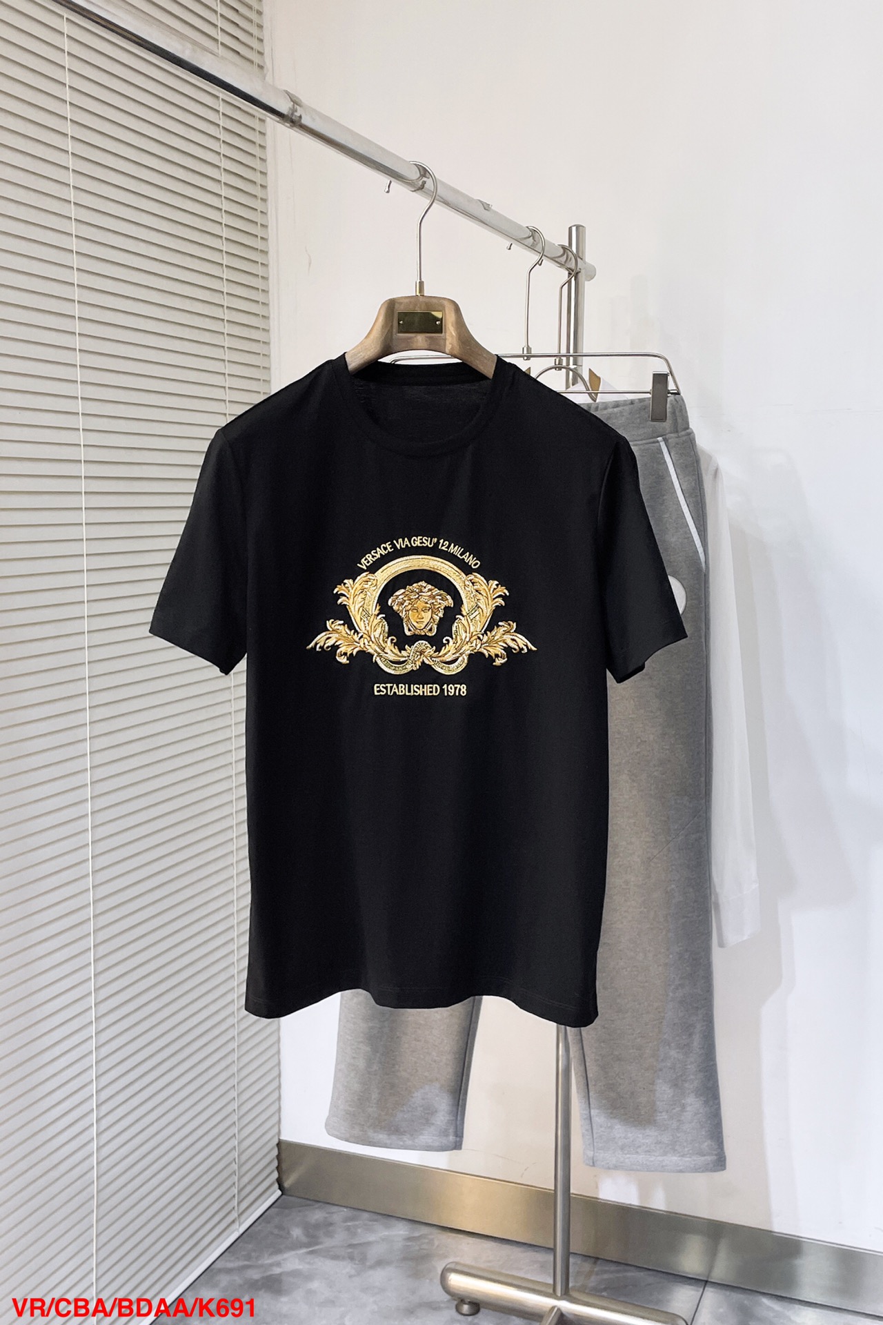 NO:128691,K691 VR Versace 2025 early spring new model!  Cabinet for sale. Coupe Blason embroidered men's round neck short-sleeved shirt. Chest logo embroidery embroidery design. Imported Ballingda embroidery machine embroidery. For more than ten years, the master has made the plate. One stitch and one thread is very exquisite. The details are fine and the pattern shows the texture. The overall high-end and detailed feel is made of a combination style. The fabric is made of mercerized cotton, which is comfortable, skin-friendly, breathable, and has a good sense of crispness. Full-quality order. Size M-3XL, versace, T-shirt, alexander wang19860909K691 VR范思哲 2025早春新款！柜在售 .Coupe Blason刺绣男士圆领短袖衫 .胸口标志刺绣点缀设计. 进口百灵达绣花机刺绣.十几年的老师傅 制版 一针一线非常精致 看细节 图案精细而显质感 让整体高档而有细节感,合体的版型,面料采用丝光棉材质,舒适,亲肤,透气好,又有很好的挺括感 全品相订单 尺码M-3XL,,versace,T-shirt,alexander wang,Men's clothing