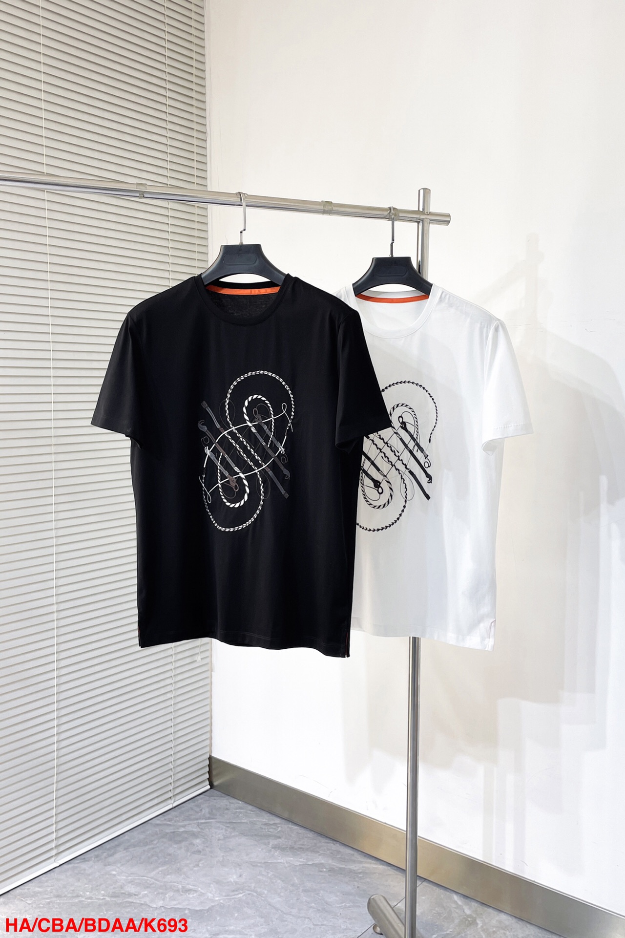 NO:128693,K693 HA Hermes Spring and Summer 2025 Latest graphic leather embroidered round neck short-sleeved T-shirt, new graphic design of horse whip The design of leather and heavy-industrial embroidery is presented. The upper body is high-end and has highlights. The imported Belly embroidery machine embroidery. The master of more than ten years of plate making. One stitch and one thread is very exquisite. The details are detailed and the pattern is textured. The combination cut. The hem is slit. The neckline is slightly fitted to the neck, making the overall upper body look younger and more fashionable. The fabric is made of mercerized cotton. The surface has a warm and shiny feeling. Skin-friendly, breathable and has a good sense of crispness. Size M-3XL, hermes, T-shirt,tees, t-shirt,alexander wang19860909K693 HA爱马仕 2025春夏 最新图型 皮绣圆领短袖T恤衫,新图型 马鞭的设计 采用拼皮与重工刺绣的工艺来呈现 上身高档而有亮点 进口百灵达绣花机刺绣.十几年的老师傅 制版 一针一线非常精致 看细节 图案精细而显质感 合体的剪裁 下摆开叉 领口微微贴合颈部,让整体上身更显年轻时尚 , 面料采用丝光棉的材质 表面有着温润的光泽感 亲肤 透气 又有很好的挺括感 尺码M-3XL,,hermes,T-shirt,tees，t-shirt,alexander wang,Men's clothing