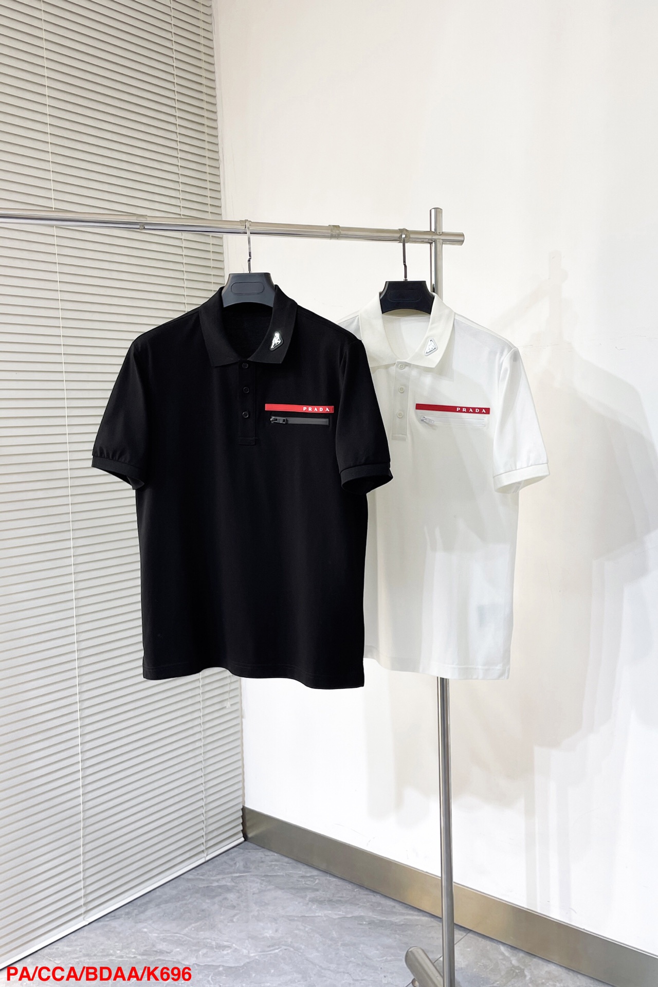 NO:128695,K696 PA Prada Spring and Summer 2025 Casual lapel short-sleeved POLO shirt with pockets combined with red labels. The upper body has a highlight. It presents a simple and fashionable style, expresses modern and technological significance, and shows the brand personality. The combination of the fabric is Judy cotton. The upper body is comfortable, breathable, crisp and stylish. The simple design and comfortable fabric make this dress truly easy to wear and show its temperament. Full-quality order. Size M-3XL, prada, T-shirt, alexander wang19860909K696 PA普拉达 2025春夏 休闲翻领短袖POLO衫 口袋结合红标点缀设计 上身很有亮点 呈现简约时尚格调,表达出现代和科技意义,更显品牌个性.合体的版型 面料采用 朱迪棉料 上身舒适 透气 挺括有型 简洁的设计和一身舒适的面料,属性令这件衣服成为真正好穿显气质 全品相订单 尺码M-3XL,,prada,T-shirt,alexander wang,Men's clothing