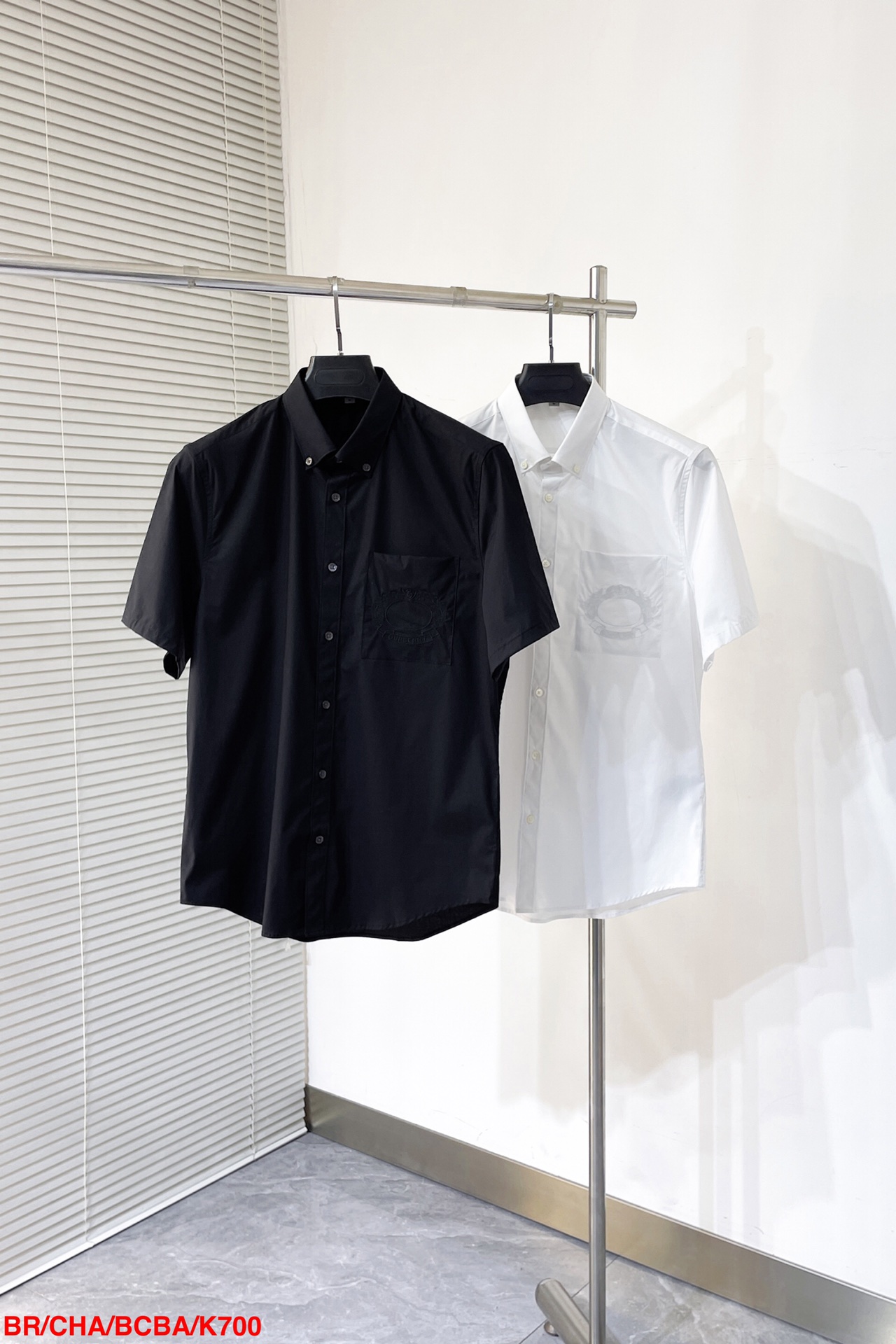 NO:128697,K700 BRBurberry 2025SS new embroidered logo short-sleeved shirt, fine cotton blended fabric, reveals noble temperament in both brightness and dress!  Unique custom embroidery is even more noble!  Whether worn outside, it is comfortable and soft, and it is not without a noble style!  Size S-XXL S S S Shoulder Width 44 Bust 105 Back Medium Length 77 Sleeve Length 22 M S Shoulder Width 45 Bust 109 Back Medium Length 78 Sleeve Length 23 L S Shoulder Width 46 Bust 113 Back Medium Length 79 Sleeve Length 24 XL Sleeve Length 47 Bust 117 Back Medium Length 80 Sleeve Length 25 XXL Sleeve Length 48 Bust 121 Back Medium Length 81 Sleeve Length 26, Burberry, Shirts, T-shirt, alexander wang19860909K700 BRBurberry 2025SS新款刺绣logo短袖衬衫,精棉混纺面料,无论从亮光还是着装都透露着高贵的气质！独特定制绣花更加高贵！无论外穿都是既舒适柔软,又不失高贵风范！尺码S-XXL S码肩宽44胸围105 后中长77 袖长22 M码肩宽45 胸围109 后中长78袖长23 L码肩宽46胸围113后中长79袖长24 XL码肩宽47 胸围117后中长80袖长25 XXL码肩宽48 胸围121 后中长81 袖长26,,burberry,shirts,T-shirt,alexander wang,Men's clothing