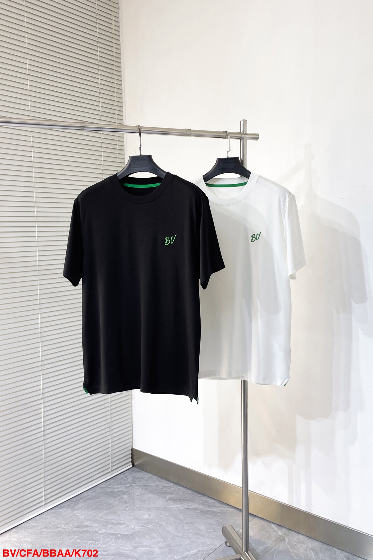 NO:130504,K702 BV Bottiga 2025 Summer latest men's round neck short-sleeved T-shirt, BV classic brand logo embroidery design, simplicity hides the mystery of luxury, low-key and eye-catching, highlighting the brand's unique style!  The round neck design fits the neck lines, comfortable and comfortable. The imported mercerized cotton fabric has a shiny appearance and is silky-like!  Elegant texture, crisp and stylish style. It feels extremely soft and smooth in touch, good skin-friendly, and comfortable to wear with close body!  High-end fabrics and fine craftsmanship, the upper body shows extraordinary taste, and easily interprets the fashion attitude Size M-3XL, bottega veneta, T-shirt, alexander wang19860909K702 BV宝缇嘉 2025 夏季最新款男士圆领短袖T桖,BV经典品牌logo刺绣设计,简约之中藏着奢华奥义,低调而醒目,彰显品牌独特格调！圆领设计贴合颈部线条,舒适自在.进口丝光棉面料 外观上光泽亮丽,具有丝绸般的！优雅质感,版型挺括有型.触感方面极为柔软顺滑,亲肤性佳,贴身穿舒适自在！高级的面料加上精细的工艺 上身即显非凡品味,轻松诠释时尚态度 尺码M-3XL,,bottega veneta,T-shirt,alexander wang,Men's clothing