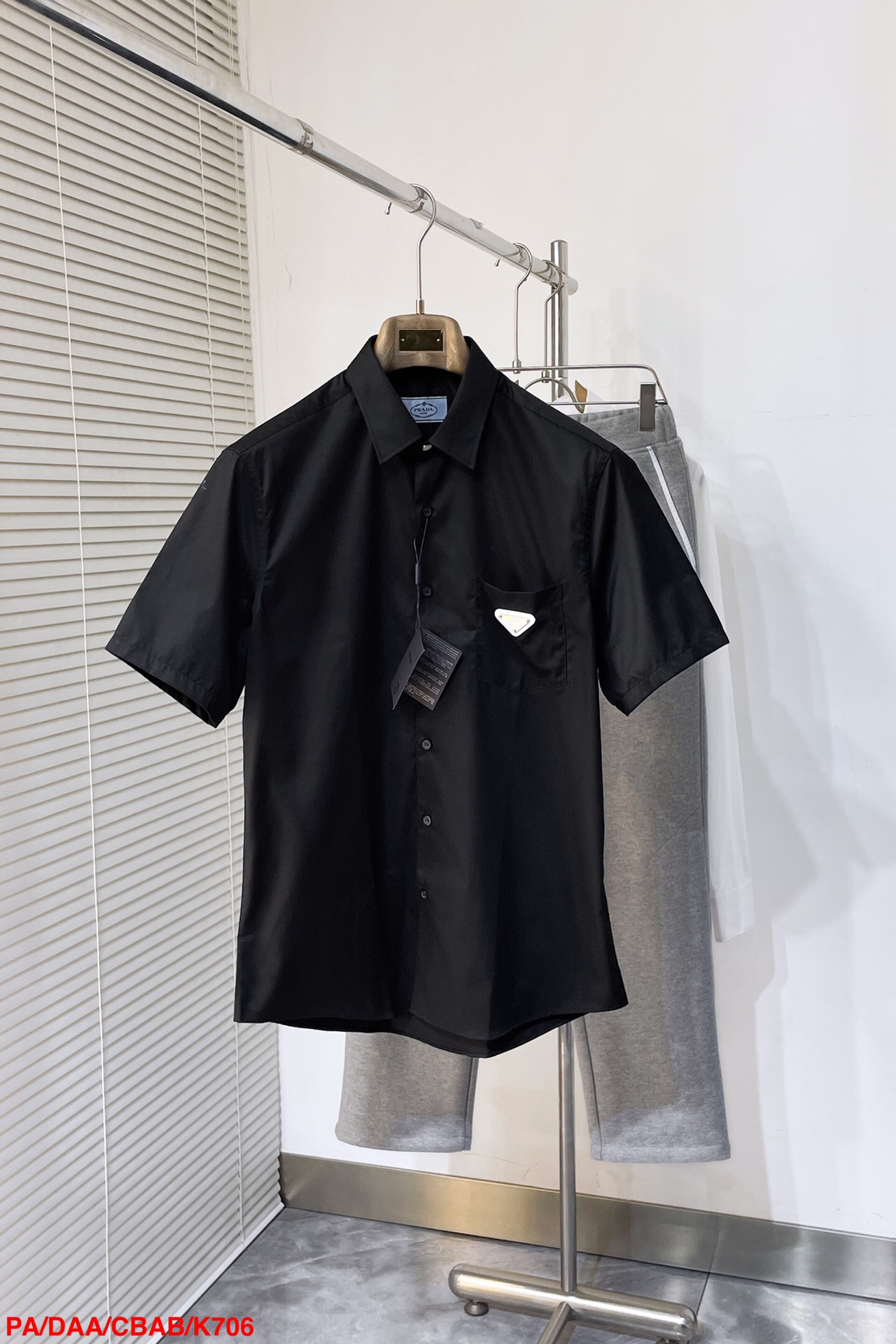 NO:130490,K706 PAPrada 2025ss Spring and Summer New Casual Short-Sleeve Shirt, Classic Style Shirts Look Good No matter how you wear it, it pays great attention to quality, classic style, customer-supplied royal fabric weaving. After repeated processing of multiple processes, the touch feel is first-class, close to the body, comfortable, breathable and soft!  Original customized buckles, experts can tell the quality of the materials they use!  Size shoulder width 44 bust 105 rear medium length 77 sleeve length 22 M shoulder width 45 bust 109 rear medium length 78 sleeve length 23 L shoulder width 46 bust 113 rear medium length 79 sleeve length 24 XL shoulder width 47 bust 117 rear medium length 80 sleeve length 25 XXL shoulder width 48 bust 121 rear medium length 81 sleeve length 26 size S-2XL,,prada,shirts,T-shirt,alexander wang19860909K706 PAPrada 2025ss春夏新品休闲短袖衬衫,经典版型衬衫怎么穿都好看,很讲究品质,经典的款式,客供御用面料织纹 经过多重工艺反复处理,手感质感一流,贴身舒适,透气柔软！原厂定制扣,行家上手便知用料的好坏！ S码肩宽44胸围105 后中长77 袖长22 M码肩宽45 胸围109 后中长78袖长23 L码肩宽46胸围113后中长79袖长24 XL码肩宽47 胸围117后中长80袖长25 XXL码肩宽48 胸围121 后中长81 袖长26尺码S-2XL,,prada,shirts,T-shirt,alexander wang,Men's clothing