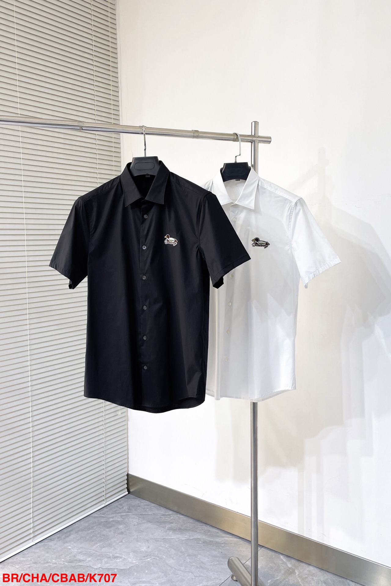 NO:130493,K707 BR Burberry 2025SS new duck-embroidered cotton short-sleeved shirt, made of refreshing cotton poplin, bringing a comfortable and casual style combined with mid-sleeved tailoring, and logo embellishes the chest, making a relaxed and casual style!  Size shoulder width 44 bust 105 rear medium length 77 sleeve length 22 M shoulder width 45 bust 109 rear medium length 78 sleeve length 23 L shoulder width 46 bust 113 rear medium length 79 sleeve length 24 XL shoulder width 47 bust 117 rear medium length 80 sleeve length 25 XXL shoulder width 48 bust 121 rear medium length 81 sleeve length 26 size S-2XL,,burberry,shirts,T-shirt,alexander wang19860909K707 BR Burberry 2025SS新款鸭子刺绣棉质短袖衬衫,取材清爽棉质府绸,带来舒适之选休闲版型结合中袖剪裁,logo标识点缀胸前,轻松随性的穿搭风格！ S码肩宽44胸围105 后中长77 袖长22 M码肩宽45 胸围109 后中长78袖长23 L码肩宽46胸围113后中长79袖长24 XL码肩宽47 胸围117后中长80袖长25 XXL码肩宽48 胸围121 后中长81 袖长26尺码S-2XL,,burberry,shirts,T-shirt,alexander wang,Men's clothing