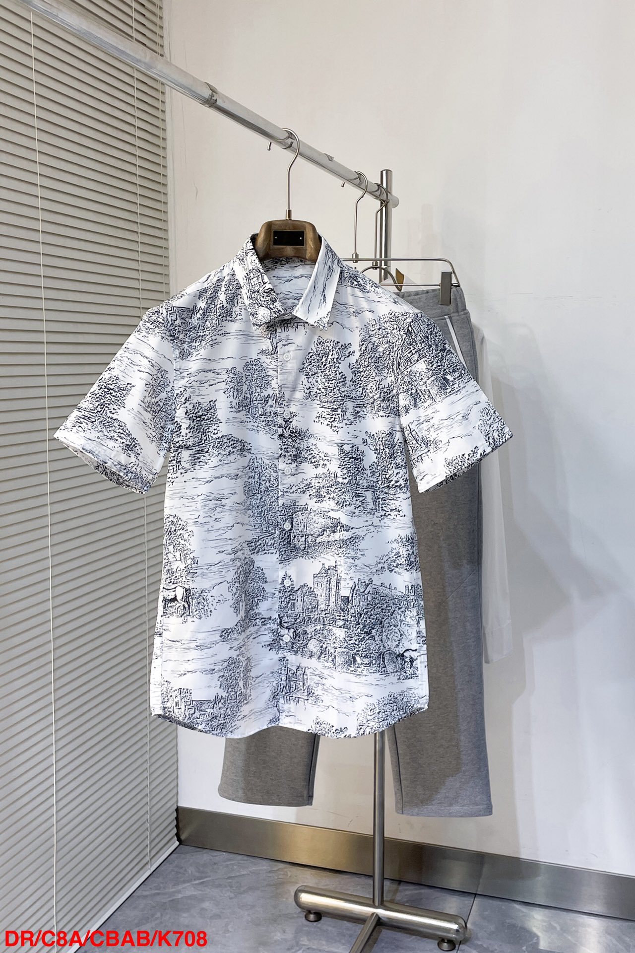 NO:128699,K708 DRDior Ruyi Architectural Garden Jungle Pattern Printed Short-sleeved shirt, which is casual in shape, and is breathable in cotton. Easy to create a fashionable style. Comfortable and easy to wear texture, lazy and romantic vacation style. Size S-XXL S S shoulder width 44 bust 105 rear medium length 77 sleeve length 22 M S shoulder width 45 bust 109 rear medium length 78 sleeve length 23 L S shoulder width 46 bust 113 rear medium length 79 sleeve length 24 XL S shoulder width 47 bust 117 rear medium length 80 sleeve length 25 XXL S shoulder width 48 bust 121 rear medium length 81 sleeve length 26,,dior,shirts,T-shirt,alexander wang19860909K708 DRDior 茹伊建筑花园丛林图案印花短袖衬衫,包容身材随性,全棉材质透气 轻松打造时髦范 舒适又好穿质感十足,慵懒的浪漫度假风.尺码S-XXL S码肩宽44胸围105 后中长77 袖长22 M码肩宽45 胸围109 后中长78袖长23 L码肩宽46胸围113后中长79袖长24 XL码肩宽47 胸围117后中长80袖长25 XXL码肩宽48 胸围121 后中长81 袖长26,,dior,shirts,T-shirt,alexander wang,Men's clothing