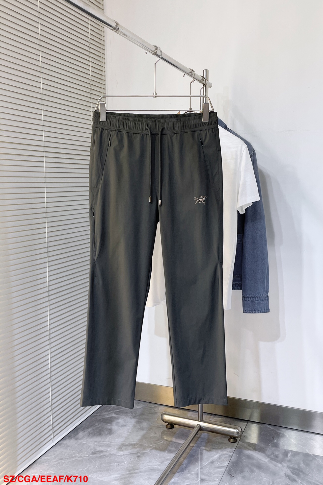 NO:128710,K710 SZ Archaeopteryx Men's casual pants Pure cotton fabric casual pants, the latest top-body style is invincible!  This pants are very versatile, elastic waist, and can be worn for daily work. They are the perfect combination of fashionable and casual and outdoor sports, so whether you wear them normally or outdoors, they are your best choice. Extreme comfort and quick sweating are the most popular key points, improving the comfort of wearing and suitable for aerobics and trail running conditions. This style is a running casual pants with an extremely wide range of applications, allowing you to naturally maintain a love for sports in summer. Size S-4XL The next day, arc'teryx, alexander wang19860909K710 SZ始祖鸟 男士休闲裤 纯棉面料休闲裤,最新款上身版型无敌正！ 绝对可以闭眼收的一款 此款裤子非常百搭,弹力腰围,日常上班 户外运动都可以穿着,是时尚休闲与户外运动的完美结合,所以无论您平时穿或者户外穿都是您的最佳选择. 极致舒适和快速排汗是备受青睐的重点,提升穿着舒适度,适合有氧运动和越野跑条件下穿着,此款是一件适用范围极其广泛的跑步休闲裤,让你在夏天自然可以保持对运动热爱 尺码S-4XL 隔天,arc'teryx,alexander wang,Men's clothing