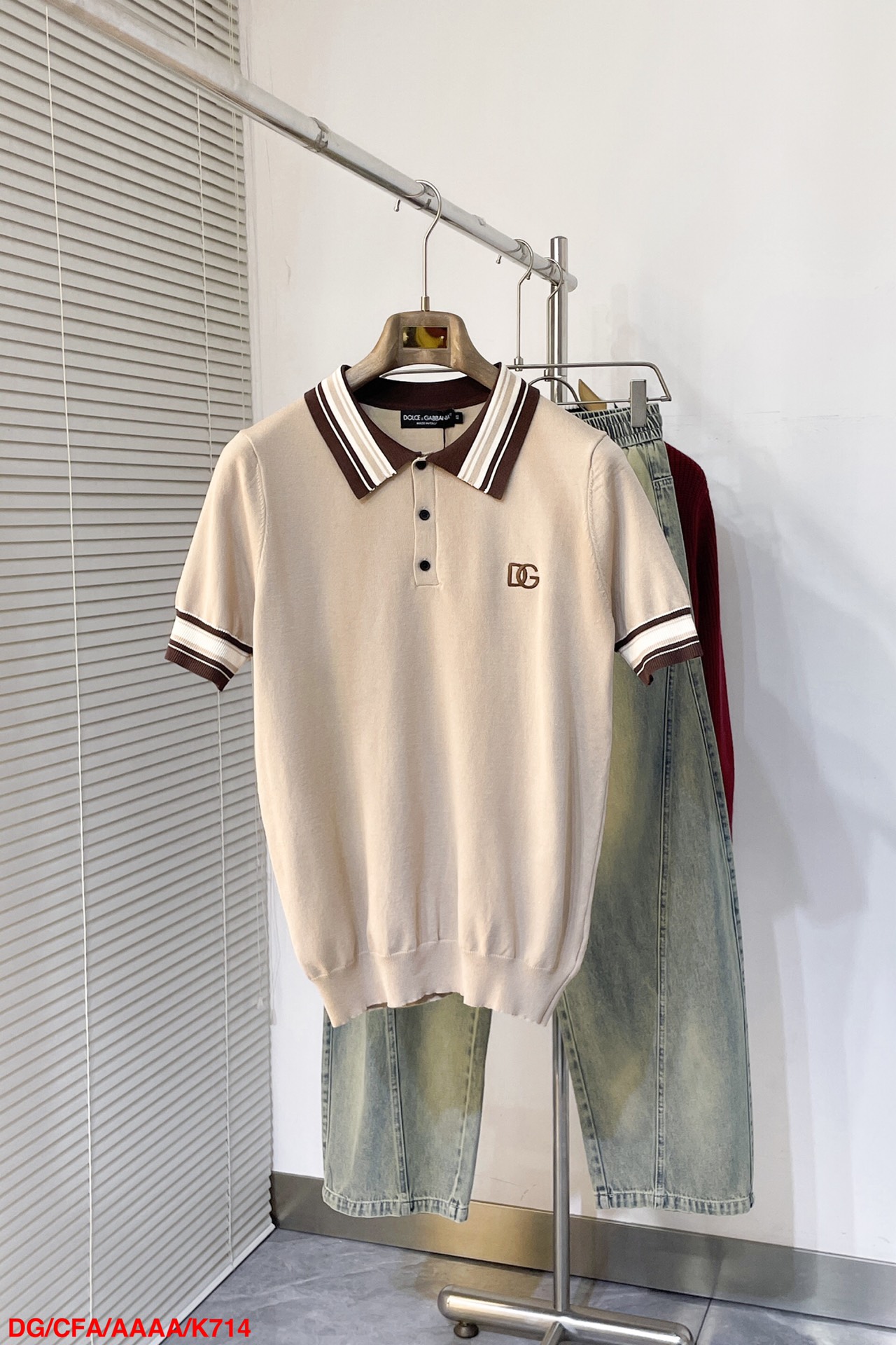 NO:130497,K714 DG & 2025/ss new knitted sweater polo DG logo embroidery fabric is perfectly made of 14 stitches from imported machines. The counter is one to one khaki matching design. The upper body spirit, comfortable and breathable, slim fit style, color, khaki, code number 46 48 50 52 Complete three standards The next day,,Dolce&Gabbana,alexander wang19860909K714 DG & 2025/ss新款针织衫polo DG logo刺绣 面料采用进口机器14针完美制作 专柜一比一还卡其色搭配设计 上身精神 舒适透气 修身版型 颜色 卡其色 码数 46 48 50 52 三标齐全 隔天,,Dolce&Gabbana,alexander wang,Men's clothing