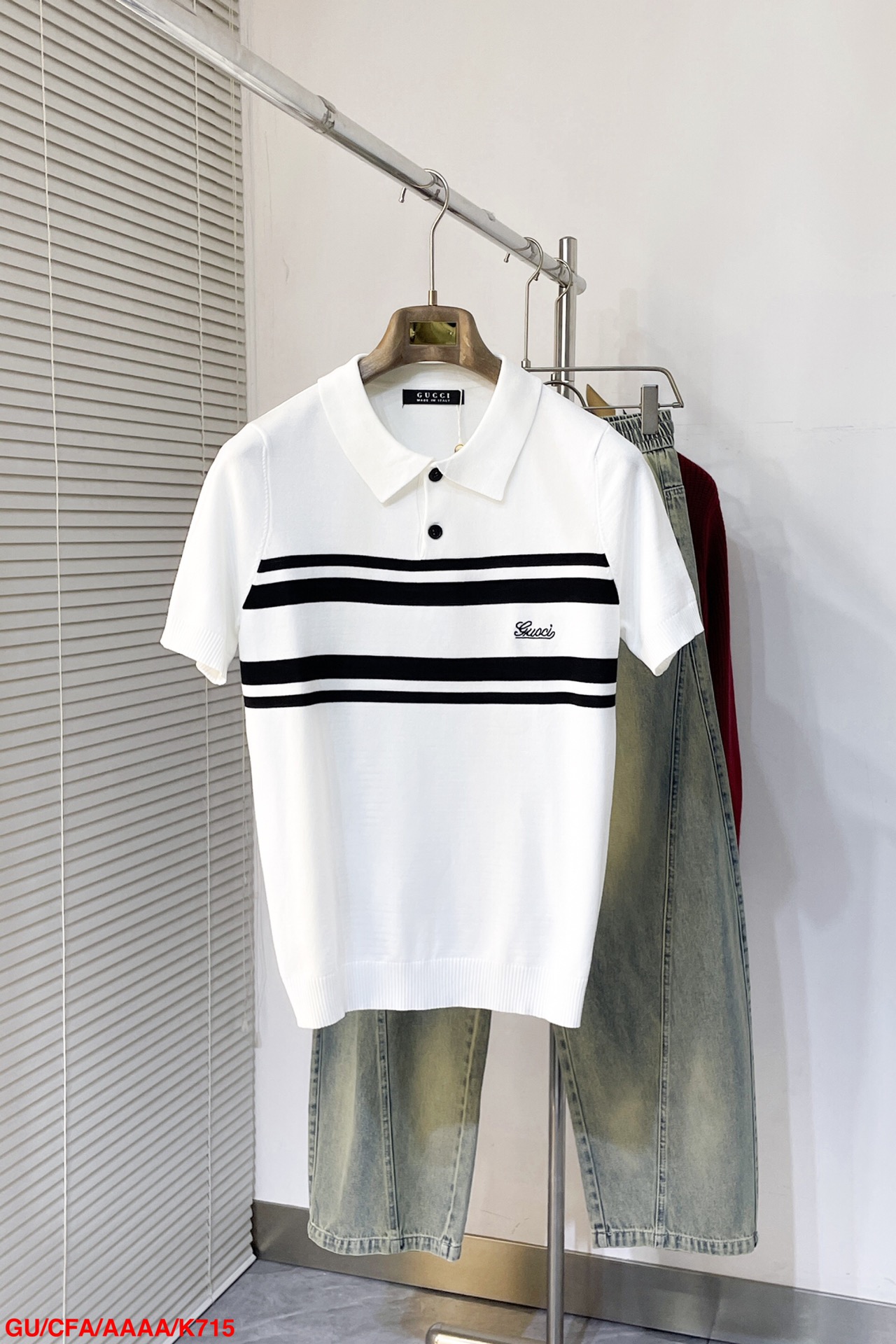 NO:128690,K715 GUGUCCI 2025SS summer new soft cotton knitted POLO, injecting crisp texture and classic charm. The shoulder-falling design complements the loose fit to create a flexible and versatile stacked item. Off-white cotton, ivory white inlay collar, short-sleeved ribbed piping!  The same style for men and women!  Size S-XL complete three standards the next day, gucci, T-shirt, alexander wang19860909K715 GUGUCCI 2025SS夏季新款柔软棉质针织POLO,注入挺括质感和经典韵味.落肩设计与宽松版型相得益彰,打造灵活百搭的叠搭单品.米白色棉布,象牙白色嵌花 领,短袖罗纹滚边！男女同款！尺码S-XL 三标齐全 隔天,,gucci,T-shirt,alexander wang,Men's clothing