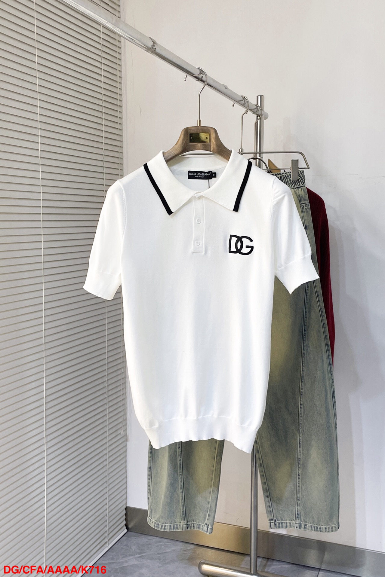 NO:130501,K716 DG & 2025/ss new knitted sweater polo DG logo embroidery fabric is perfectly made of 14 stitches from imported machines. The counter is one to one khaki matching design. The upper body is mental, comfortable and breathable, slim fit style. Number of 46 48 50 52. The next day, Dolce&Gabbana, alexander wang19860909K716 DG & 2025/ss新款针织衫polo DG logo刺绣 面料采用进口机器14针完美制作 专柜一比一还卡其色搭配设计 上身精神 舒适透气 修身版型 码数 46 48 50 52三标齐全 隔天,,Dolce&Gabbana,alexander wang,Men's clothing
