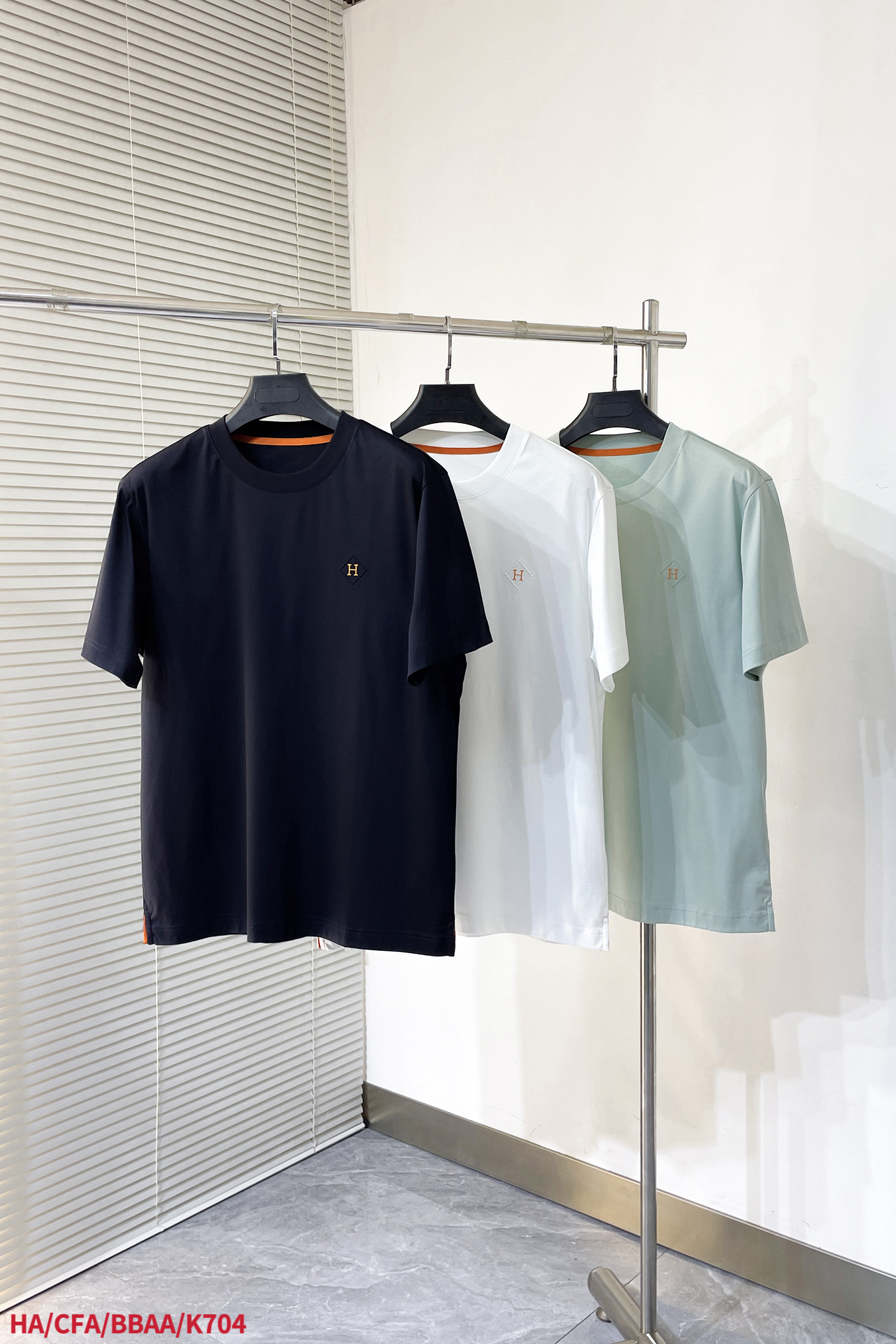 NO:128692,K704 HA Hermes high-end fabric, silky silky, new spring and summer 2025 new products are launched in the market, fashionable classic round neck short sleeve fashion item design, more fashionable and comfortable, high standard customization, very stylish upper body, classic LOGO pattern on the chest brand customer-supply auxiliary materials, imported high-end fabric Size M-3XL,, hermes, T-shirt, alexander wang19860909K704 HA爱马仕 高定面料 玉蚕丝般的丝滑 2025春夏新品上市时尚经典圆领短袖时尚单品设计,更加时尚舒适,高标准定制,上身非常有型,胸前品牌经典LOGO 图案 客供辅料,客供进口高档面料 尺码M-3XL,,hermes,T-shirt,alexander wang,Men's clothing