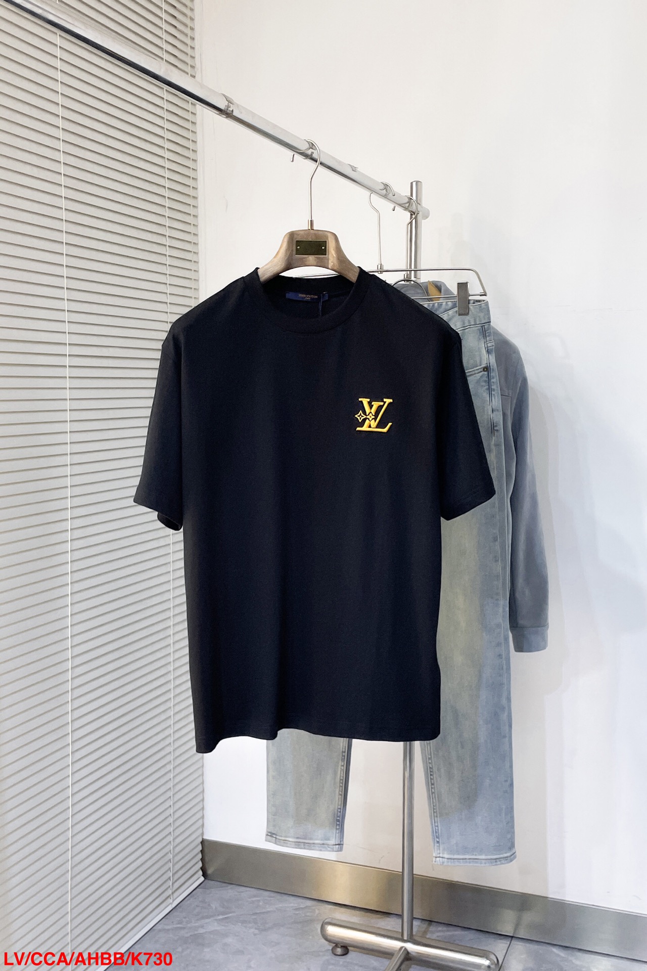 NO:128684,K730 LVLouis Vuitton / 2025 new short-sleeved T-shirt round neck and men and women. White T-shirt, exquisite red logo embellishes the chest, perfectly blending classic and fashion. High-quality fabrics are skin-friendly and breathable, and loose styles are suitable for diverse styles. Whether it is casual or social gatherings, you can show your charm. S-XXL has three standards,,louis vuitton,louis vuitton,T-shirt,tees,t-shirt,alexander wang19860909K730 LVLouis Vuitton / 2025新款短袖T恤圆领男女同款 白色T恤,精致的红色 logo点缀胸前,经典与时尚完美融合.优质面料亲肤透气,宽松版型适配多样风格,无论是休闲出街还是社交聚会,都能让你魅力尽显 . 尺码S-XXL三标齐全,,louis vuitton,louis vuitton,T-shirt,tees，t-shirt,alexander wang,Men's clothing