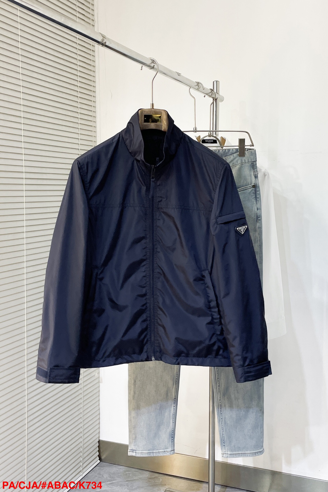 NO:128715,K734 PA Prada Re-Nylon recycled nylon side logo zipper jacket. This jacket is made of Re-Nylon recycled nylon technology fabric specially customized by P home. The surface is neat and smooth and shiny. The texture is obvious through the screen. The upper body is comfortable and light and not stuffy. The basic conventional jacket style is cut, original hardware and accessories, smooth lines and exquisite craftsmanship, the upper body style is excellent, the fabric is comfortable, and the random matching is very fashionable and handsome. The upper body is versatile and simple, and it is easy to deal with various occasions and environments. It is undoubtedly a must-have item for daily commuting!  Size 48-54 Complete three standards, Prada, jackets & coats, jackets & coats, alexander wang19860909K734 PA普拉达 Re-Nylon 再生尼龙侧面徽标拉链夹克外套.此款夹克外套选用了p家专业定制的Re-Nylon再生尼龙科技面料制成,表面整洁光滑且富有光泽,质感透过屏幕都显而易 见,上身舒适轻盈不闷热,基础常规的夹克版型裁剪,原版五金辅料,线条流畅,工艺精致,上身版型超赞,面料舒适,随意搭配都非常时尚帅气,上身百搭简约不挑人,轻松应对各种场合与环境,属于日常通勤必备的臻品无疑！ 尺码48-54 三标齐全,,prada,jackets & coats,jackets & coats,alexander wang,Men's clothing