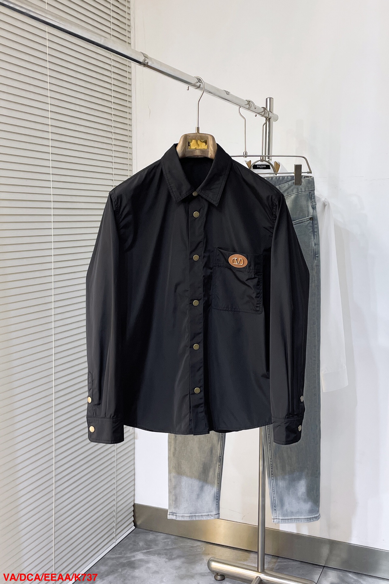 NO:130521,K737 VAVALENTINO 2025 new products are exclusively for the latest fashionable shirts. A jacket with a classic design and appearance is even more high-end products that cannot be picked and controlled. You can buy them directly. You cannot miss it! Through the detailed pictures, you can feel its powerful aura, and the warm-concentration effect is significant, so you don’t have to worry about the chill at all! It is both fashionable and functional, and the whole style looks more luxurious and elegant! Size M-XXL, valentino, jackets & coats,shirts,alexander wang19860909K737 VAVALENTINO 2025新品专供最新时尚衬衫 经典设计感与颜值爆棚的外套,更是无法挑剔品控可以直接入手,不容过错的高端臻品！通过细节图片便可感受到它强悍的气场,聚温保暖效果显著,完全不用担心会有一点寒意！时尚与功能性兼备,整款显得更加的奢华大气！ 尺码M-XXL,,valentino,jackets & coats,shirts,alexander wang,Men's clothing