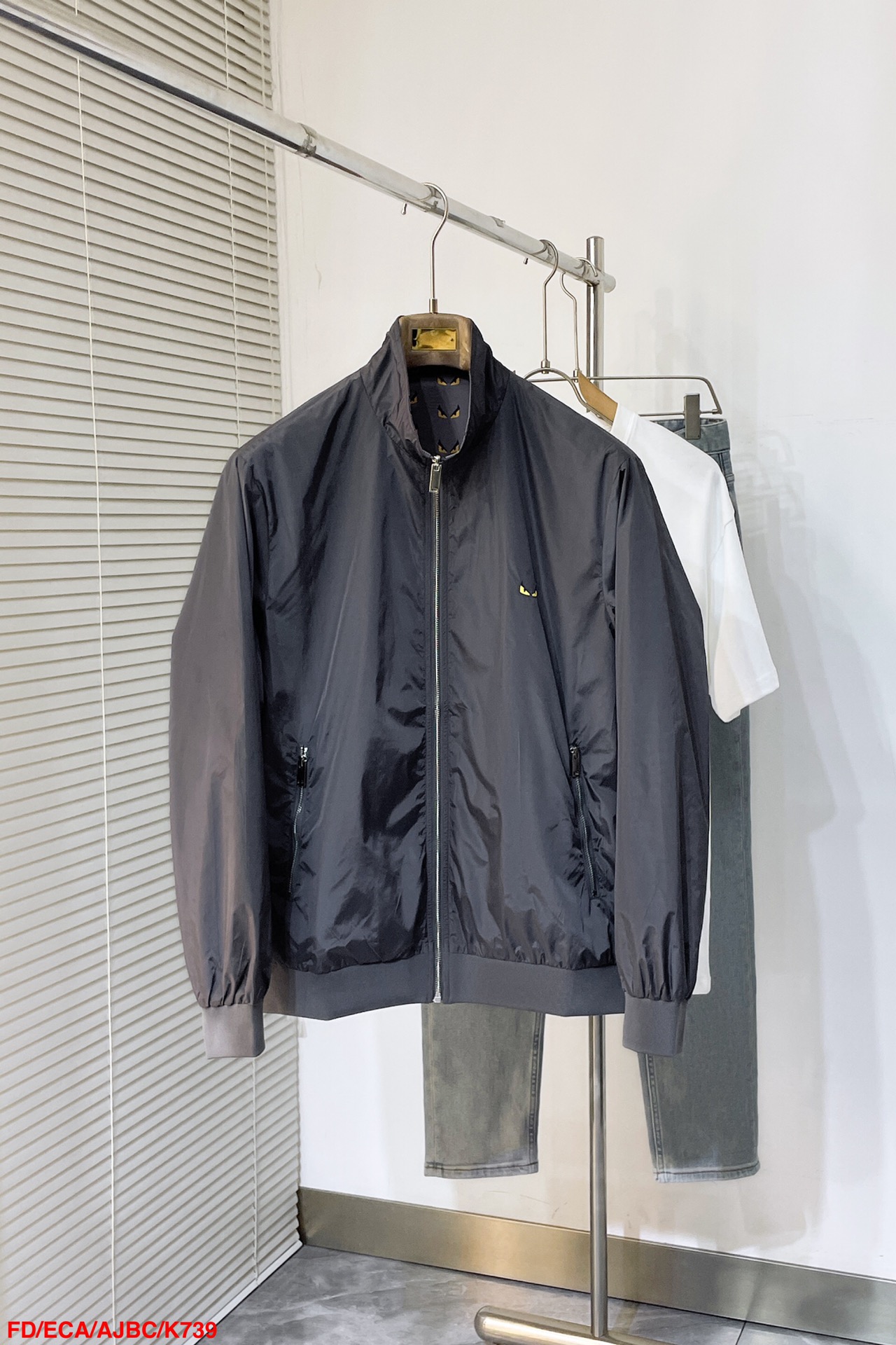 NO:128725,K739 FD Fendi 2025SS new two-sided stand-up collar jacket. The cabinet is on sale. It uses original custom fabric, stand-up and stylish, with extremely high comfort on the upper body; stand-up collar design, business and casual merger; the chest is decorated with brand letters, which is highly recognizable; the slightly wide-size style is not picky about the figure, suitable for wearing in various occasions. A classic and versatile jacket. Size M-2XL, fendi, jackets & coats, jackets & coats, alexander wang19860909K739 FD芬迪 2025SS新款两面穿立领夹克外套.柜子在售款.采用原版定制面料,立挺有型,上身舒适度极高；立领设计,商务与休闲兼并；胸前饰以品牌字母,辨识度极高；微阔版型,不挑身材,适合多种场合穿搭.一款经典又百搭的夹克外套.尺码M-2XL,,fendi,jackets & coats,jackets & coats,alexander wang,Men's clothing