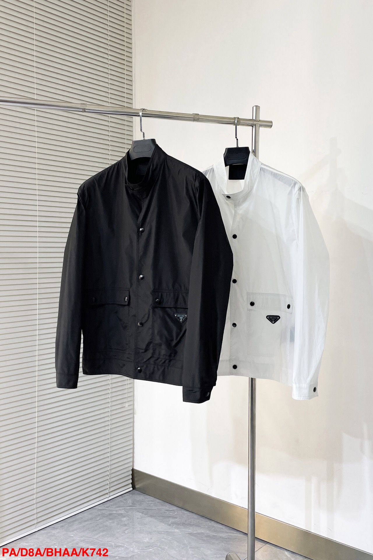 NO:128703,K742 PA Prada ss25 early spring new thin model. It uses customer-supplied high-density fine material fabric, soft and glutinous, skin-friendly, anti-wrinkle and upright and stylish, brand letter logo, full of fashion sense; suitable for a variety of dressing styles; a model that does not pick the age, complete three-standard size M-2XL, prada, alexander wang19860909K742 PA普拉达 ss25早春新款薄款.采用客供高密度精材质面料,软糯亲肤,抗皱立挺有型,品牌字母logo,满满的时尚感；适合多种穿搭风格；一款不挑年纪的 尺码M-2XL 三标齐全,,prada,alexander wang,Men's clothing